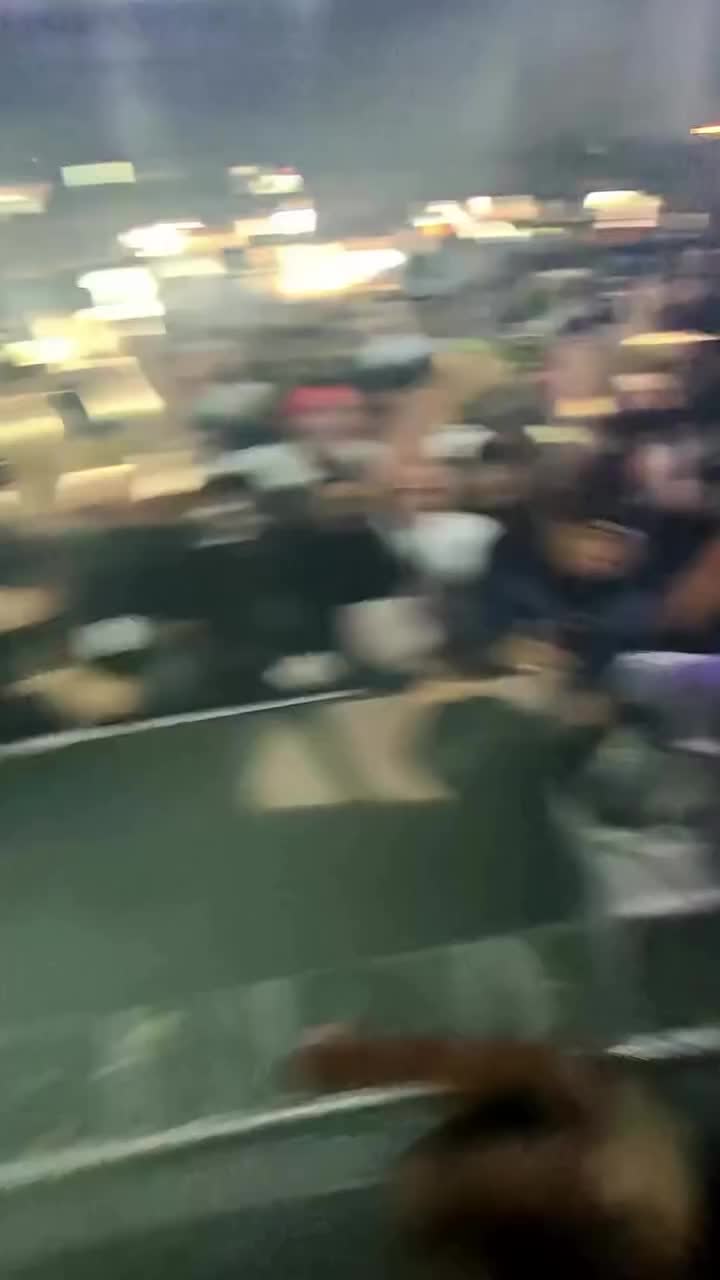 오클리 × 메타 협업 스마트 글라스,⁠
트래비스 스콧의 시선에서 즐기는 콘서트🎤⁠
⁠
트래비스 스콧이 뉴욕 Fanatics Fest 무대에서 오클리와 메타가 공동 개발한 ‘Oakley Meta HSTN’ AI 스마트 글래스를 착용하고 무대를 선보였습니다. 스콧은 퍼포먼스 도중 팬들의 열기를 스콧의 시선에서 보여주며 제품의 성능을 한껏 부각시켰습니다.⁠
⁠
오클리 글로벌 사장 아마토는 “이 협업은 퍼포먼스와 문화에 기반한다”라고 말했는데요. 이번 HSTN은 7월 11일부터 프리오더 시작 예정입니다.⁠ 이미지