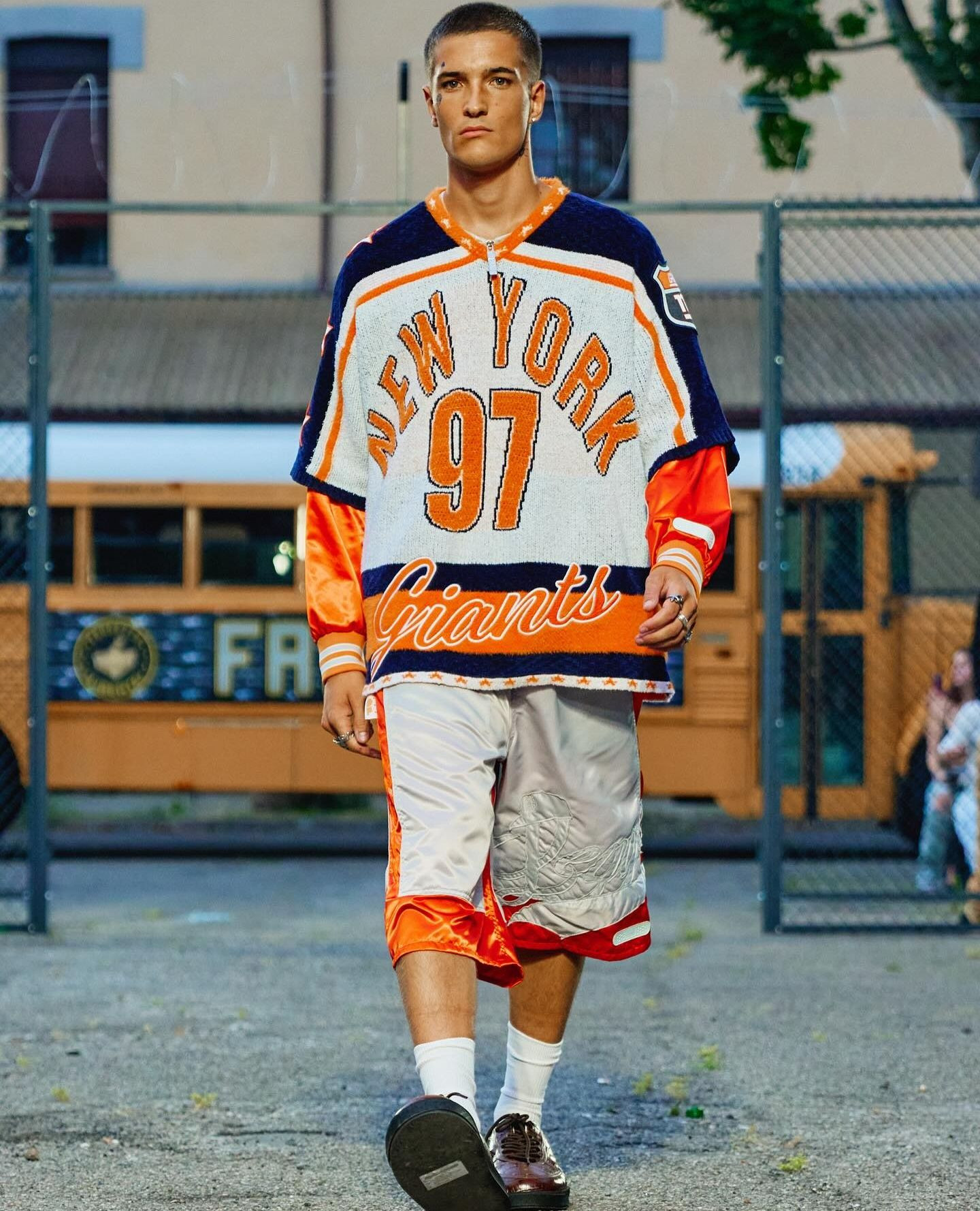 “바지는 더 아래로, 감정은 더 솔직하게”
밀라노 패션위크를 관통한 PDF의 자유를 향한 외침🔥
도메니코 포르미케티의 PDF가 밀라노 패션위크에서 감정적 해방을 이야기했습니다.
PDF의 디자이너 도메니코 포르미케티는 이번 시즌 '감옥 탈출'이라는 강렬한 콘셉트를 통해 정신적, 감정적 해방에 대한 메시지를 던졌습니다. 쇼장에 설치된 거대한 철창과 그 주위를 런웨이로 삼은 모델들은 억압으로부터 벗어나려는 인간의 본능적인 자유를 표현했습니다.
컬렉션은 1990년대와 2000년대 초반의 반항적인 스트리트웨어 무드를 재현했습니다. 가장 눈에 띄는 스타일링은 단연 새깅. 모델들은 골반에 아슬아슬하게 걸친 팬츠를 입고, 때로는 속옷을 드러내며 거침없는 태도로 런웨이를 활보했습니다.
PDF(PROJECT DOMENICO FORMICHETTI)는 특정 스타일이나 문화에 대한 열광적인 애정을 패션으로 풀어냅니다. 스케이트보드, 힙합 등 서브컬쳐에 깊이 뿌리를 두고 있으며, 과장된 실루엣과 자유분방한 스타일링을 통해 기성세대의 관습에 저항하는 청춘의 에너지를 디자인에 담아내고 있습니다. 이미지10