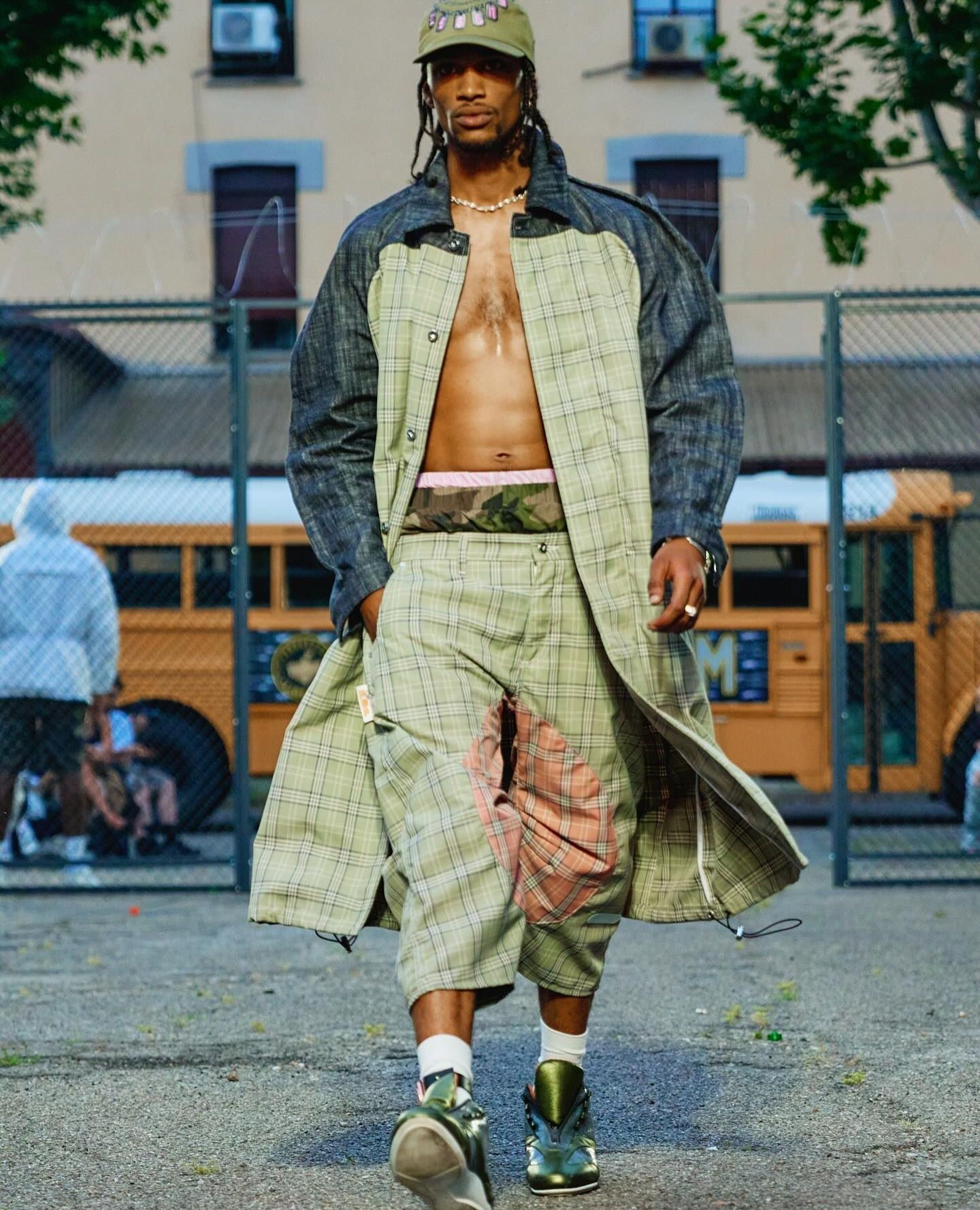 “바지는 더 아래로, 감정은 더 솔직하게”
밀라노 패션위크를 관통한 PDF의 자유를 향한 외침🔥
도메니코 포르미케티의 PDF가 밀라노 패션위크에서 감정적 해방을 이야기했습니다.
PDF의 디자이너 도메니코 포르미케티는 이번 시즌 '감옥 탈출'이라는 강렬한 콘셉트를 통해 정신적, 감정적 해방에 대한 메시지를 던졌습니다. 쇼장에 설치된 거대한 철창과 그 주위를 런웨이로 삼은 모델들은 억압으로부터 벗어나려는 인간의 본능적인 자유를 표현했습니다.
컬렉션은 1990년대와 2000년대 초반의 반항적인 스트리트웨어 무드를 재현했습니다. 가장 눈에 띄는 스타일링은 단연 새깅. 모델들은 골반에 아슬아슬하게 걸친 팬츠를 입고, 때로는 속옷을 드러내며 거침없는 태도로 런웨이를 활보했습니다.
PDF(PROJECT DOMENICO FORMICHETTI)는 특정 스타일이나 문화에 대한 열광적인 애정을 패션으로 풀어냅니다. 스케이트보드, 힙합 등 서브컬쳐에 깊이 뿌리를 두고 있으며, 과장된 실루엣과 자유분방한 스타일링을 통해 기성세대의 관습에 저항하는 청춘의 에너지를 디자인에 담아내고 있습니다. 이미지9