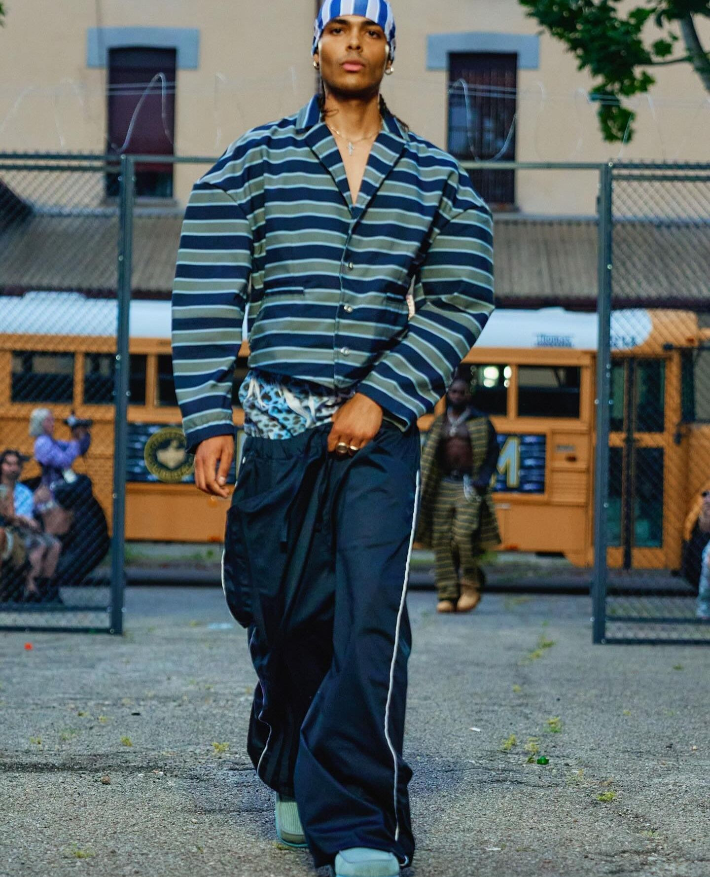 “바지는 더 아래로, 감정은 더 솔직하게”
밀라노 패션위크를 관통한 PDF의 자유를 향한 외침🔥
도메니코 포르미케티의 PDF가 밀라노 패션위크에서 감정적 해방을 이야기했습니다.
PDF의 디자이너 도메니코 포르미케티는 이번 시즌 '감옥 탈출'이라는 강렬한 콘셉트를 통해 정신적, 감정적 해방에 대한 메시지를 던졌습니다. 쇼장에 설치된 거대한 철창과 그 주위를 런웨이로 삼은 모델들은 억압으로부터 벗어나려는 인간의 본능적인 자유를 표현했습니다.
컬렉션은 1990년대와 2000년대 초반의 반항적인 스트리트웨어 무드를 재현했습니다. 가장 눈에 띄는 스타일링은 단연 새깅. 모델들은 골반에 아슬아슬하게 걸친 팬츠를 입고, 때로는 속옷을 드러내며 거침없는 태도로 런웨이를 활보했습니다.
PDF(PROJECT DOMENICO FORMICHETTI)는 특정 스타일이나 문화에 대한 열광적인 애정을 패션으로 풀어냅니다. 스케이트보드, 힙합 등 서브컬쳐에 깊이 뿌리를 두고 있으며, 과장된 실루엣과 자유분방한 스타일링을 통해 기성세대의 관습에 저항하는 청춘의 에너지를 디자인에 담아내고 있습니다. 이미지4