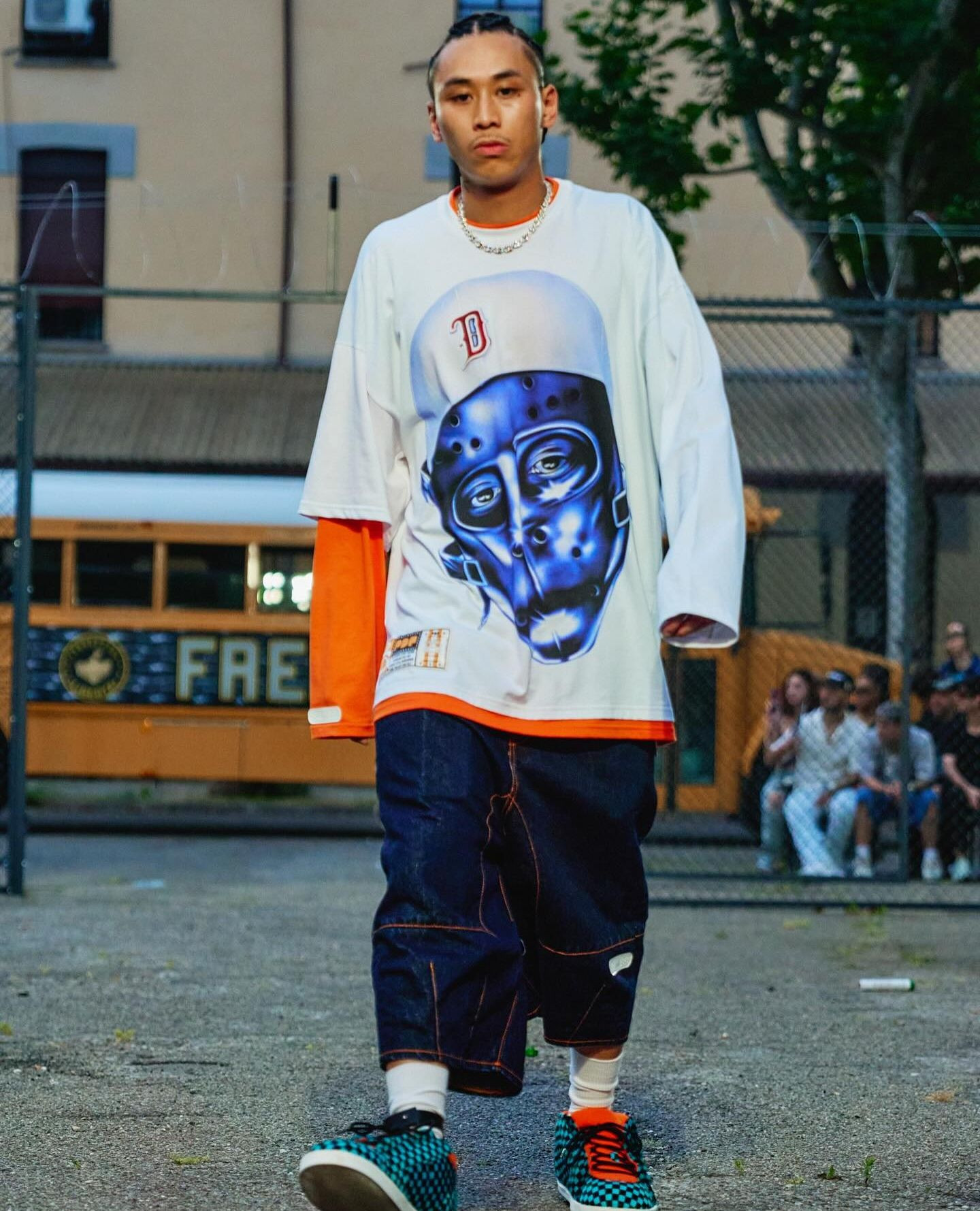 “바지는 더 아래로, 감정은 더 솔직하게”
밀라노 패션위크를 관통한 PDF의 자유를 향한 외침🔥
도메니코 포르미케티의 PDF가 밀라노 패션위크에서 감정적 해방을 이야기했습니다.
PDF의 디자이너 도메니코 포르미케티는 이번 시즌 '감옥 탈출'이라는 강렬한 콘셉트를 통해 정신적, 감정적 해방에 대한 메시지를 던졌습니다. 쇼장에 설치된 거대한 철창과 그 주위를 런웨이로 삼은 모델들은 억압으로부터 벗어나려는 인간의 본능적인 자유를 표현했습니다.
컬렉션은 1990년대와 2000년대 초반의 반항적인 스트리트웨어 무드를 재현했습니다. 가장 눈에 띄는 스타일링은 단연 새깅. 모델들은 골반에 아슬아슬하게 걸친 팬츠를 입고, 때로는 속옷을 드러내며 거침없는 태도로 런웨이를 활보했습니다.
PDF(PROJECT DOMENICO FORMICHETTI)는 특정 스타일이나 문화에 대한 열광적인 애정을 패션으로 풀어냅니다. 스케이트보드, 힙합 등 서브컬쳐에 깊이 뿌리를 두고 있으며, 과장된 실루엣과 자유분방한 스타일링을 통해 기성세대의 관습에 저항하는 청춘의 에너지를 디자인에 담아내고 있습니다. 이미지5