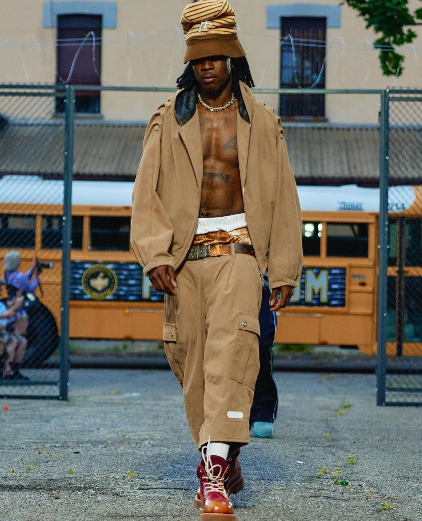 “바지는 더 아래로, 감정은 더 솔직하게”
밀라노 패션위크를 관통한 PDF의 자유를 향한 외침🔥
도메니코 포르미케티의 PDF가 밀라노 패션위크에서 감정적 해방을 이야기했습니다.
PDF의 디자이너 도메니코 포르미케티는 이번 시즌 '감옥 탈출'이라는 강렬한 콘셉트를 통해 정신적, 감정적 해방에 대한 메시지를 던졌습니다. 쇼장에 설치된 거대한 철창과 그 주위를 런웨이로 삼은 모델들은 억압으로부터 벗어나려는 인간의 본능적인 자유를 표현했습니다.
컬렉션은 1990년대와 2000년대 초반의 반항적인 스트리트웨어 무드를 재현했습니다. 가장 눈에 띄는 스타일링은 단연 새깅. 모델들은 골반에 아슬아슬하게 걸친 팬츠를 입고, 때로는 속옷을 드러내며 거침없는 태도로 런웨이를 활보했습니다.
PDF(PROJECT DOMENICO FORMICHETTI)는 특정 스타일이나 문화에 대한 열광적인 애정을 패션으로 풀어냅니다. 스케이트보드, 힙합 등 서브컬쳐에 깊이 뿌리를 두고 있으며, 과장된 실루엣과 자유분방한 스타일링을 통해 기성세대의 관습에 저항하는 청춘의 에너지를 디자인에 담아내고 있습니다. 이미지7