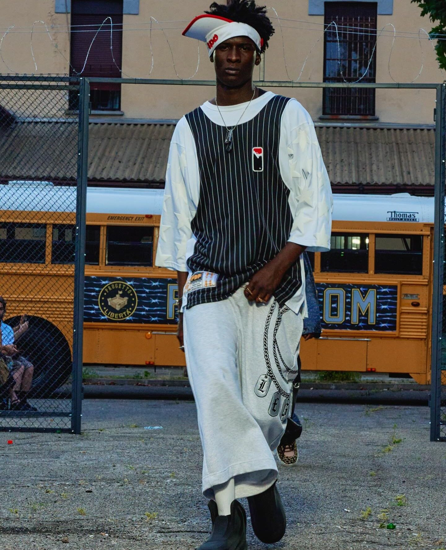 “바지는 더 아래로, 감정은 더 솔직하게”
밀라노 패션위크를 관통한 PDF의 자유를 향한 외침🔥
도메니코 포르미케티의 PDF가 밀라노 패션위크에서 감정적 해방을 이야기했습니다.
PDF의 디자이너 도메니코 포르미케티는 이번 시즌 '감옥 탈출'이라는 강렬한 콘셉트를 통해 정신적, 감정적 해방에 대한 메시지를 던졌습니다. 쇼장에 설치된 거대한 철창과 그 주위를 런웨이로 삼은 모델들은 억압으로부터 벗어나려는 인간의 본능적인 자유를 표현했습니다.
컬렉션은 1990년대와 2000년대 초반의 반항적인 스트리트웨어 무드를 재현했습니다. 가장 눈에 띄는 스타일링은 단연 새깅. 모델들은 골반에 아슬아슬하게 걸친 팬츠를 입고, 때로는 속옷을 드러내며 거침없는 태도로 런웨이를 활보했습니다.
PDF(PROJECT DOMENICO FORMICHETTI)는 특정 스타일이나 문화에 대한 열광적인 애정을 패션으로 풀어냅니다. 스케이트보드, 힙합 등 서브컬쳐에 깊이 뿌리를 두고 있으며, 과장된 실루엣과 자유분방한 스타일링을 통해 기성세대의 관습에 저항하는 청춘의 에너지를 디자인에 담아내고 있습니다. 이미지6