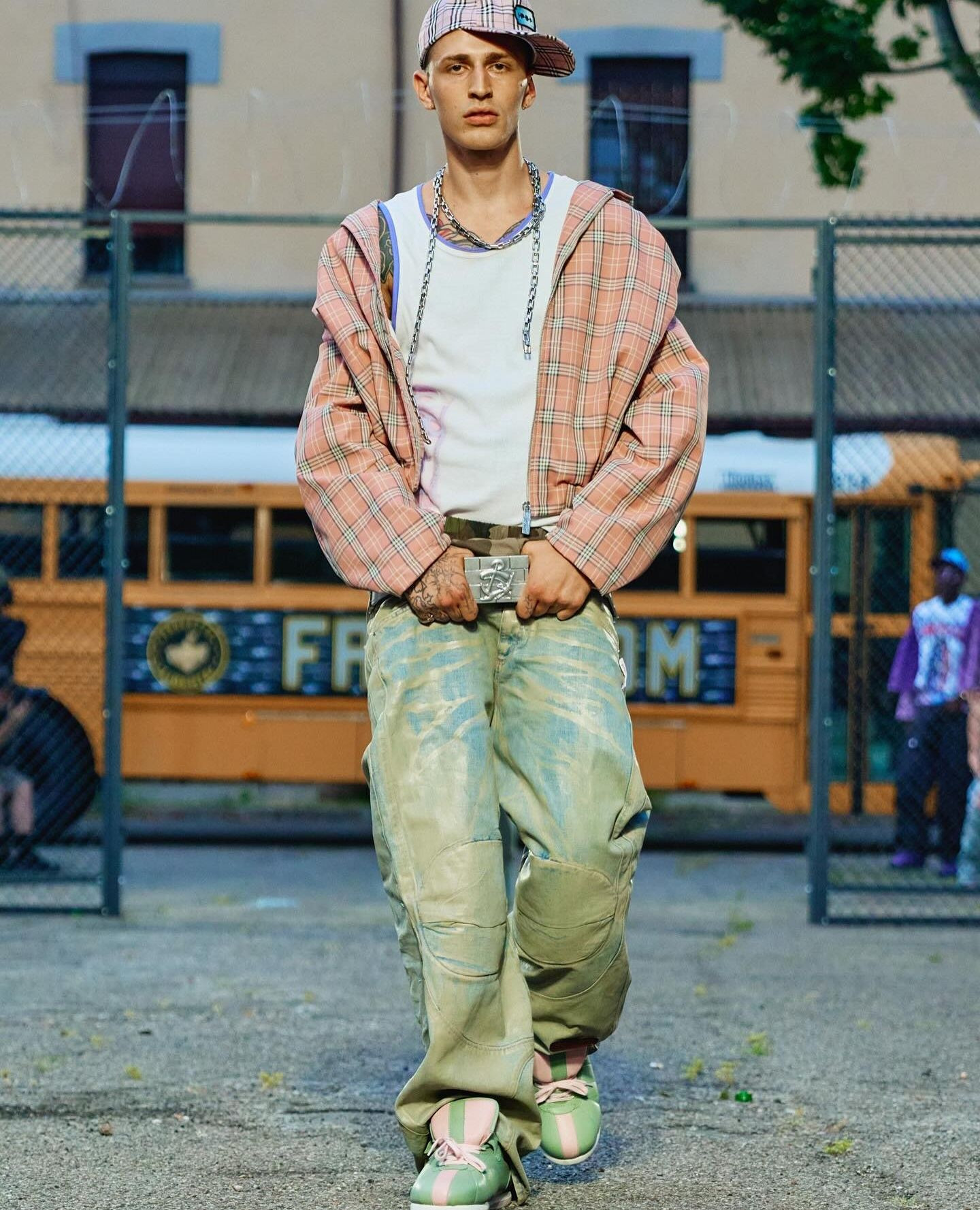 “바지는 더 아래로, 감정은 더 솔직하게”
밀라노 패션위크를 관통한 PDF의 자유를 향한 외침🔥
도메니코 포르미케티의 PDF가 밀라노 패션위크에서 감정적 해방을 이야기했습니다.
PDF의 디자이너 도메니코 포르미케티는 이번 시즌 '감옥 탈출'이라는 강렬한 콘셉트를 통해 정신적, 감정적 해방에 대한 메시지를 던졌습니다. 쇼장에 설치된 거대한 철창과 그 주위를 런웨이로 삼은 모델들은 억압으로부터 벗어나려는 인간의 본능적인 자유를 표현했습니다.
컬렉션은 1990년대와 2000년대 초반의 반항적인 스트리트웨어 무드를 재현했습니다. 가장 눈에 띄는 스타일링은 단연 새깅. 모델들은 골반에 아슬아슬하게 걸친 팬츠를 입고, 때로는 속옷을 드러내며 거침없는 태도로 런웨이를 활보했습니다.
PDF(PROJECT DOMENICO FORMICHETTI)는 특정 스타일이나 문화에 대한 열광적인 애정을 패션으로 풀어냅니다. 스케이트보드, 힙합 등 서브컬쳐에 깊이 뿌리를 두고 있으며, 과장된 실루엣과 자유분방한 스타일링을 통해 기성세대의 관습에 저항하는 청춘의 에너지를 디자인에 담아내고 있습니다. 이미지3