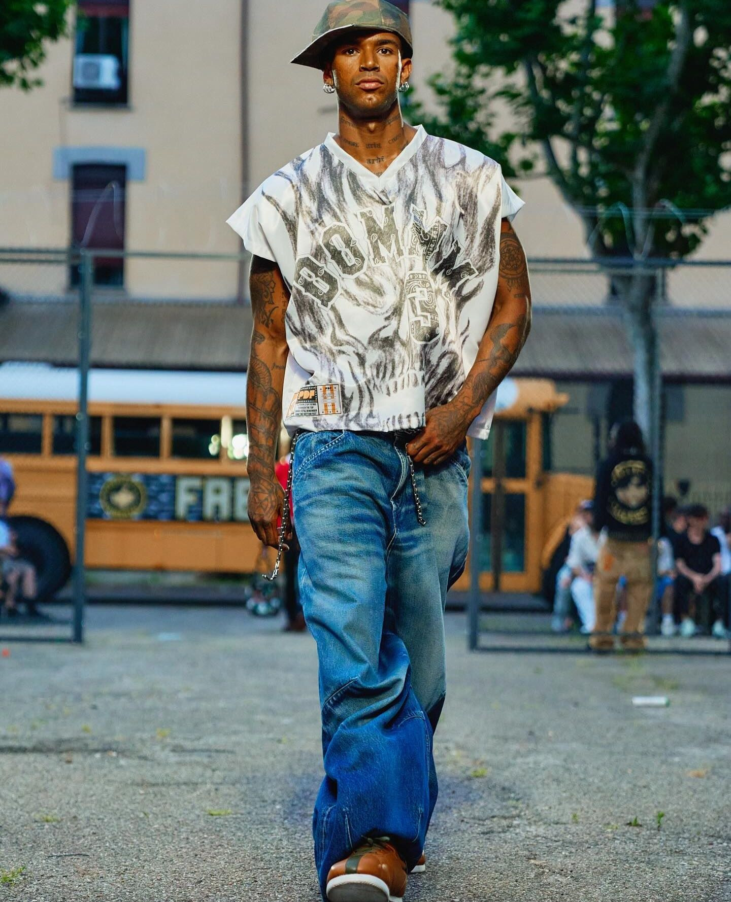 “바지는 더 아래로, 감정은 더 솔직하게”
밀라노 패션위크를 관통한 PDF의 자유를 향한 외침🔥
도메니코 포르미케티의 PDF가 밀라노 패션위크에서 감정적 해방을 이야기했습니다.
PDF의 디자이너 도메니코 포르미케티는 이번 시즌 '감옥 탈출'이라는 강렬한 콘셉트를 통해 정신적, 감정적 해방에 대한 메시지를 던졌습니다. 쇼장에 설치된 거대한 철창과 그 주위를 런웨이로 삼은 모델들은 억압으로부터 벗어나려는 인간의 본능적인 자유를 표현했습니다.
컬렉션은 1990년대와 2000년대 초반의 반항적인 스트리트웨어 무드를 재현했습니다. 가장 눈에 띄는 스타일링은 단연 새깅. 모델들은 골반에 아슬아슬하게 걸친 팬츠를 입고, 때로는 속옷을 드러내며 거침없는 태도로 런웨이를 활보했습니다.
PDF(PROJECT DOMENICO FORMICHETTI)는 특정 스타일이나 문화에 대한 열광적인 애정을 패션으로 풀어냅니다. 스케이트보드, 힙합 등 서브컬쳐에 깊이 뿌리를 두고 있으며, 과장된 실루엣과 자유분방한 스타일링을 통해 기성세대의 관습에 저항하는 청춘의 에너지를 디자인에 담아내고 있습니다. 이미지8