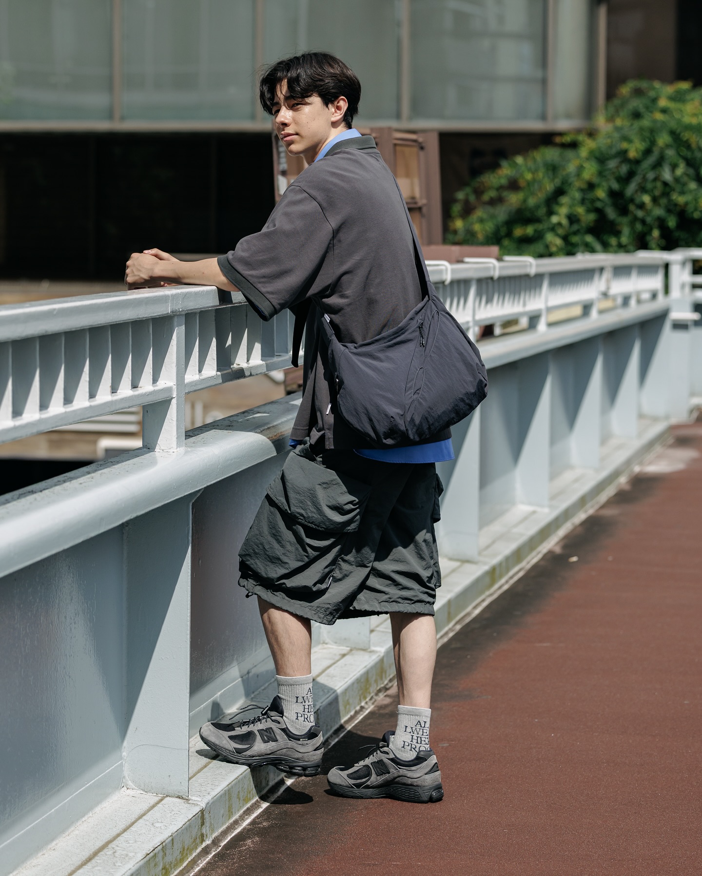 클레스테 룩북으로 보는⁠
뉴발란스 2002R와 뉴발란스 1906L 로퍼 활용법👞⁠
⁠
루즈 핏 카고 쇼츠에 더해진 2002R GORE-TEX 차콜과 1906L 로퍼는, 도심 속 움직임에도 멋을 유지하는 두 가지 스타일을 제안합니다.
⁠
1. 뉴발란스 2002R GORE‑TEX JJJJound 차콜⁠
이 신발은 2024년 2월 출시된 JJJJound와의 협업 제품으로, 방수 GORE‑TEX 라이닝과 방풍 기능의 메시-스웨이드 복합 갑피가 특징인데요. 토글 레이스와 반사 소재 ‘N’ 로고가 포인트. 특히 차콜과 블랙의 미묘한 대비는 룩북 속 나일론 카고 팬츠 및 무채색 상의와 어우러지며 톤온톤 스타일링의 정석을 보여줍니다.⁠
⁠
2. 뉴발란스 1906L 로퍼⁠
1906L은 스니커즈와 로퍼의 경계를 허문 하이브리드 디자인으로, 유연한 메쉬와 쿠셔닝 혼합 솔이 특징입니다. 룩북 속 브라운 컬러를 중심으로 구성된 컬러 팔레트는 무심한 듯 정제된 분위기를 만들어냅니다. 브라운 계열 셔츠 및 팬츠와의 컬러 조합으로 톤온톤을 선보였죠. 로퍼라는 클래식 아이템을 워크웨어 디테일에서 재해석한 모습입니다.⁠
⁠
*CLESSTE(클레스테)⁠
일본 도쿄 기반의 브랜드로, 일본 각지의 전통 장인 및 메이커와 협업하여, 소량 제작 중심의 오더 메이드 시스템으로 운영. "LESS BUT BETTER"를 지향하며, 고품질의 소재와 전통 제조 방식을 현대 감성에 재해석한 타임리스 디자인을 선보입니다.⁠ 이미지