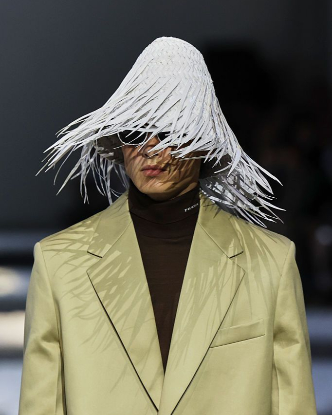 프라다가 선보인 뉴 밀짚모자
김숙 따귀머리 생각나는 건 나뿐…?😅 이미지10