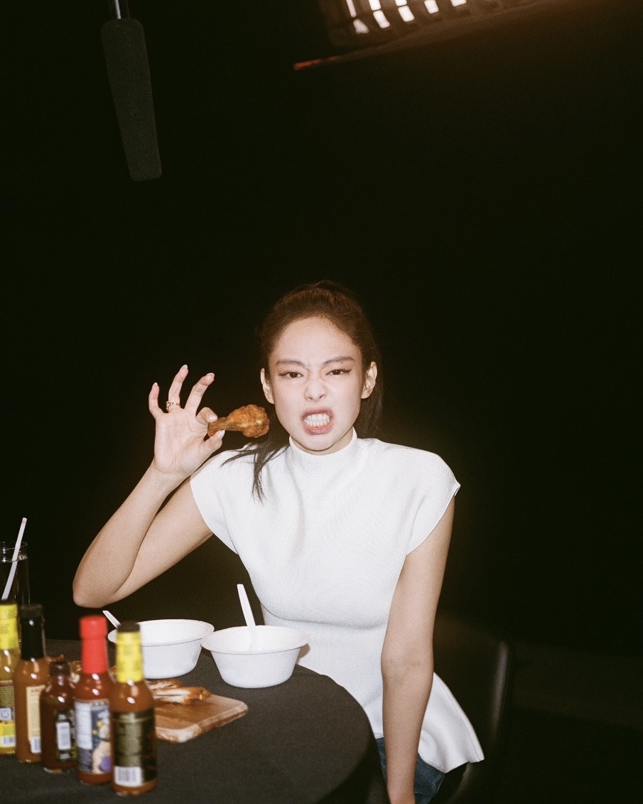 6월의 제니는 뭘 입었나요?👀
제니가 입으면 평범한 룩도 특별해져💖
귀엽고 우아한 무드를 넘나드는 스타일링, 6월 제니의 착장을 소개합니다.
1. 펀프롬펀 데이드림 튜브 탑
2. 케이트 안드라 니트 탑
3.미스터리조이 블랙 로즈 페이브드 시그넷 링 이미지3