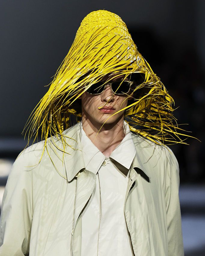 프라다가 선보인 뉴 밀짚모자
김숙 따귀머리 생각나는 건 나뿐…?😅 이미지5