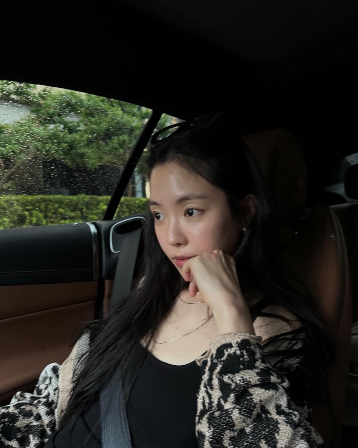이번 주 장마룩 추천☔️
비 와도 무드 있는 손나은의 블랙 애슬레저 룩🩶
이번 주 장마 소식 들으셨나요? 불쾌지수 높은 날씨에도 스타일을 놓치지 않은 손나은의 룩이 눈길을 끄는데요. 블랙 슬리브리스와 레깅스에 레오파드 패턴 가디건을 걸쳐 간결하고 세련된 스타일로 완성했습니다.
실내외를 오가며 입기 좋은 손나은의 애슬레저 스타일링, 장마철 룩 고민 중이라면 참고해보세요. 이미지6