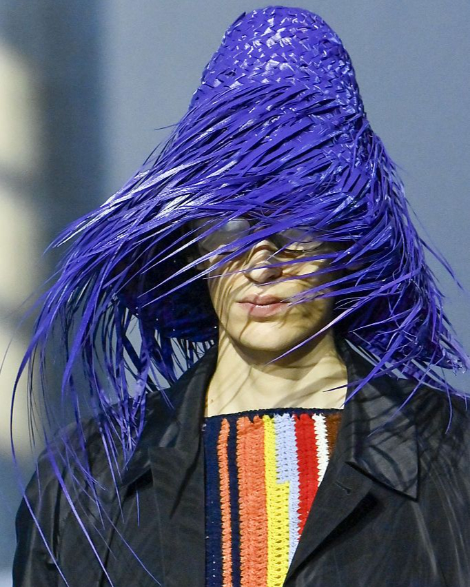 프라다가 선보인 뉴 밀짚모자
김숙 따귀머리 생각나는 건 나뿐…?😅 이미지4