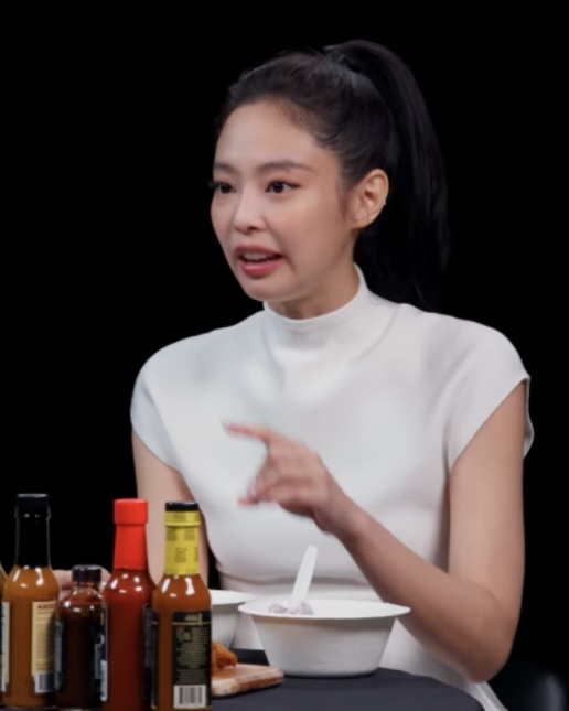 6월의 제니는 뭘 입었나요?👀
제니가 입으면 평범한 룩도 특별해져💖
귀엽고 우아한 무드를 넘나드는 스타일링, 6월 제니의 착장을 소개합니다.
1. 펀프롬펀 데이드림 튜브 탑
2. 케이트 안드라 니트 탑
3.미스터리조이 블랙 로즈 페이브드 시그넷 링 이미지5