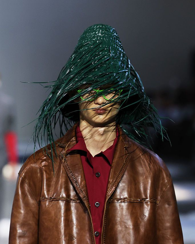 프라다가 선보인 뉴 밀짚모자
김숙 따귀머리 생각나는 건 나뿐…?😅 이미지6