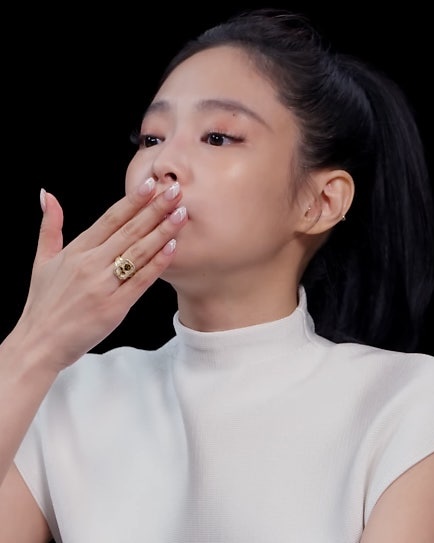 6월의 제니는 뭘 입었나요?👀
제니가 입으면 평범한 룩도 특별해져💖
귀엽고 우아한 무드를 넘나드는 스타일링, 6월 제니의 착장을 소개합니다.
1. 펀프롬펀 데이드림 튜브 탑
2. 케이트 안드라 니트 탑
3.미스터리조이 블랙 로즈 페이브드 시그넷 링 이미지7