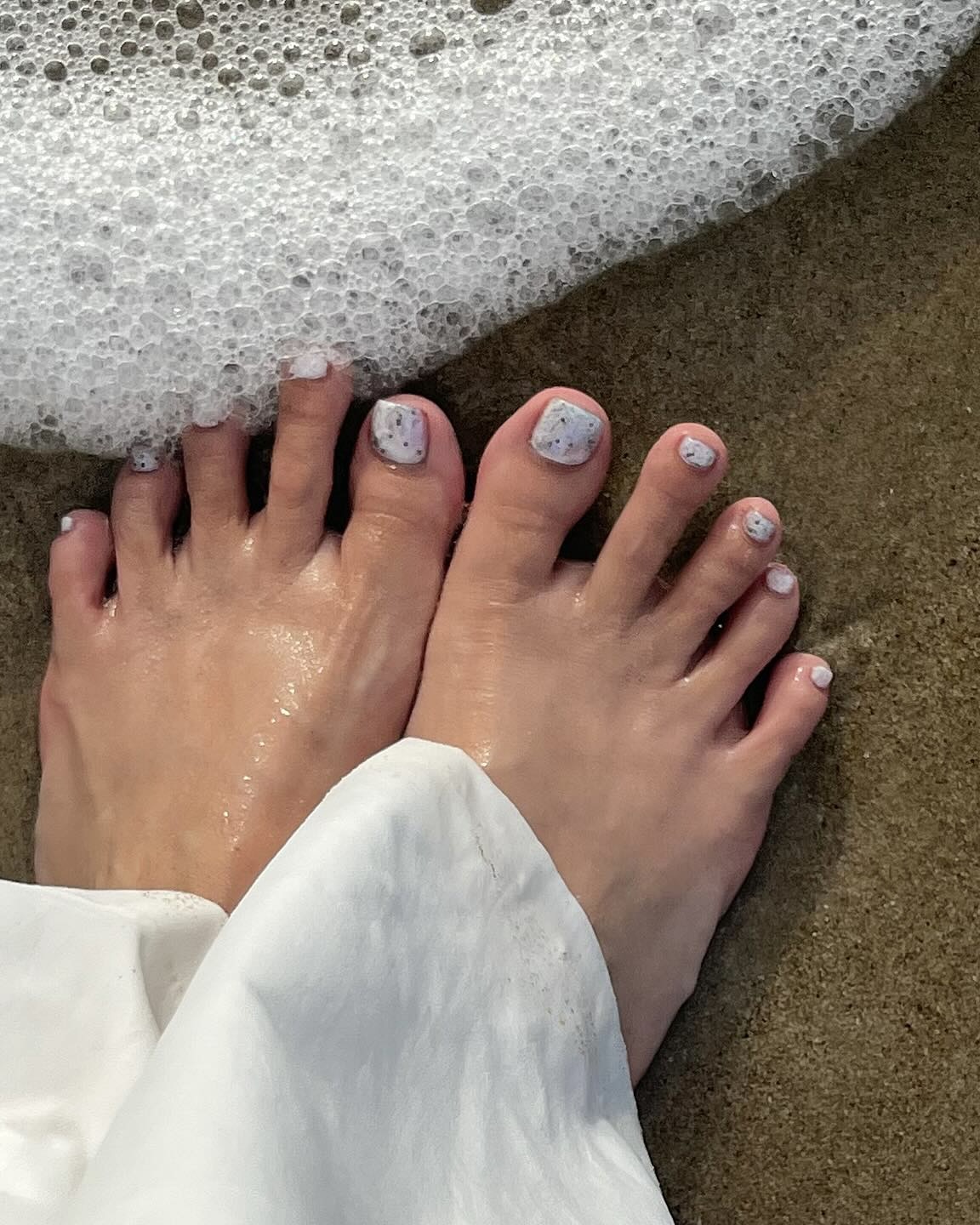 이젠 발끝에 주목할 때💅
빼꼼 보이는 맨발엔 페디큐어 포인트로🤍 이미지3