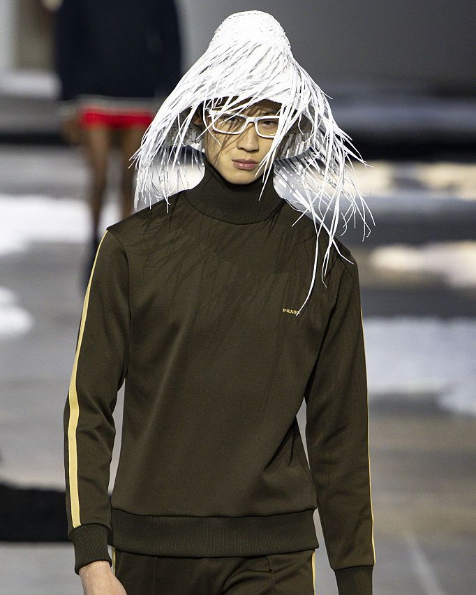 프라다가 선보인 뉴 밀짚모자
김숙 따귀머리 생각나는 건 나뿐…?😅 이미지9