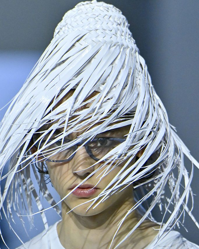 프라다가 선보인 뉴 밀짚모자
김숙 따귀머리 생각나는 건 나뿐…?😅 이미지3