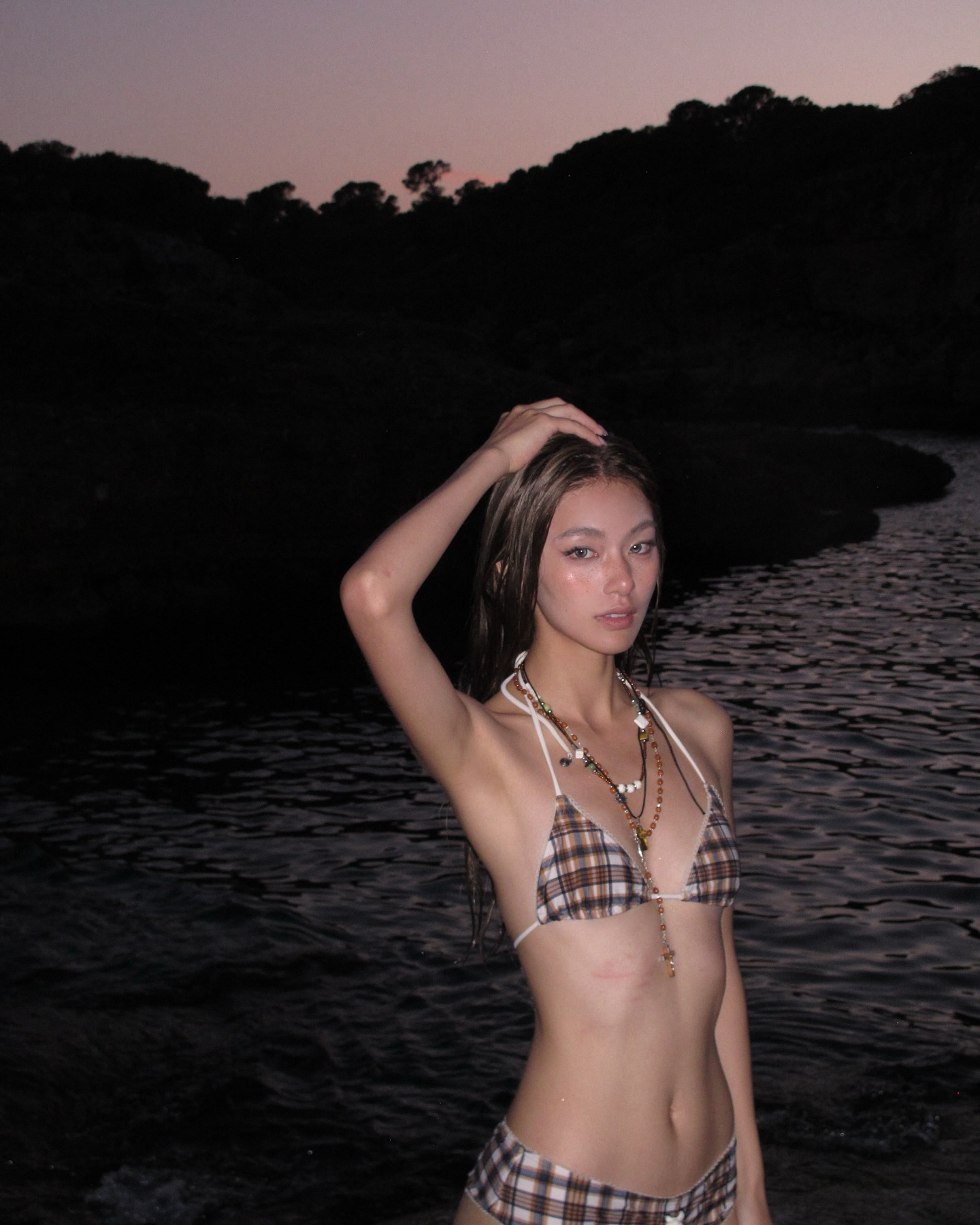 물놀이 하러 갈 준비 완료👙
입기만 해도 시선 집중되는 수영장 룩✨

수영장 룩 고민은 이제 끝! 다양한 스타일의 수영복부터 가볍게 걸쳐 입기 좋은 커버업 아이템까지 소개해드릴게요. 취향 따라 골라 입는 재미는 덤! 지금 바로 확인해보세요.

1. 제이디드런던 브라운 체크 트라이앵글 비키니&쇼츠
2. 오마이티 버튼 와플 홀터&쇼츠
3. 프릭스워크숍 캑투아 디스트레스트 플로어 렝스 가운 이미지1