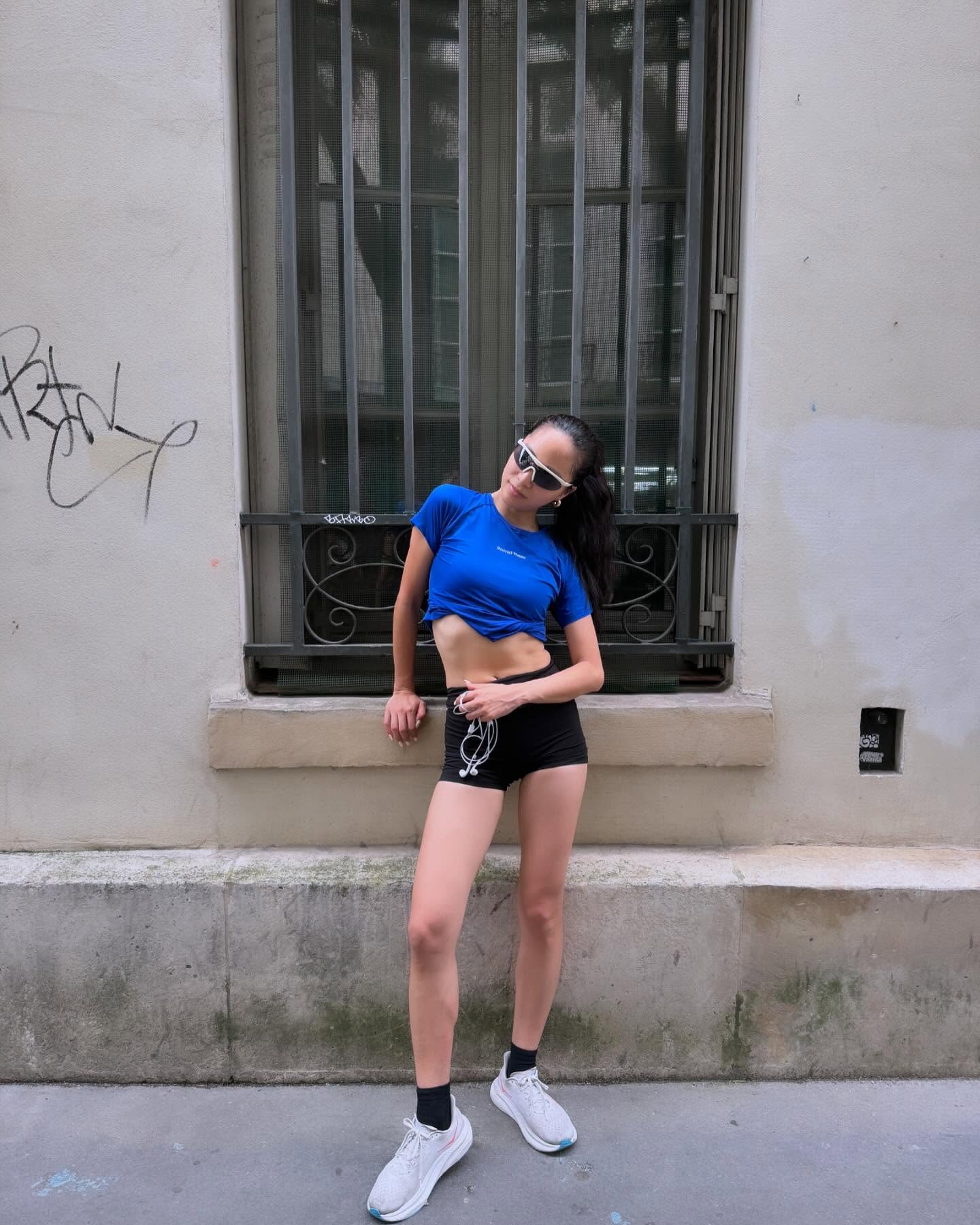 여름이니까 이렇게 입어줘야지💪
여름은 노출을 피하기 어려운 계절인 만큼 운동이 더욱 필요해지는 시기죠. 특히 짧은 기장의 쇼츠는 시원하면서도 활동성을 높여주지만, 다소 부담스럽게 느껴질 수도 있는데요.
이럴 땐 오버핏 티셔츠, 짧은 크롭탑, 혹은 가벼운 아우터를 활용해 자연스럽게 코디해보세요. 짧은 쇼츠의 부담은 줄이고, 스타일은 한층 업그레이드할 수 있답니다.
크롭탑은 허리 라인을 살려 다리가 길어 보이게 해주고, 오버핏 상의나 얇은 아우터는 노출 부담을 덜어주는 데 제격이에요. 여기에 깔끔한 스니커즈나 롱삭스를 더하면 균형 잡힌 운동룩이 완성되죠.
올여름엔 내게 딱 맞는 운동복으로 운동하는 즐거움까지 느껴보세요. 이미지10