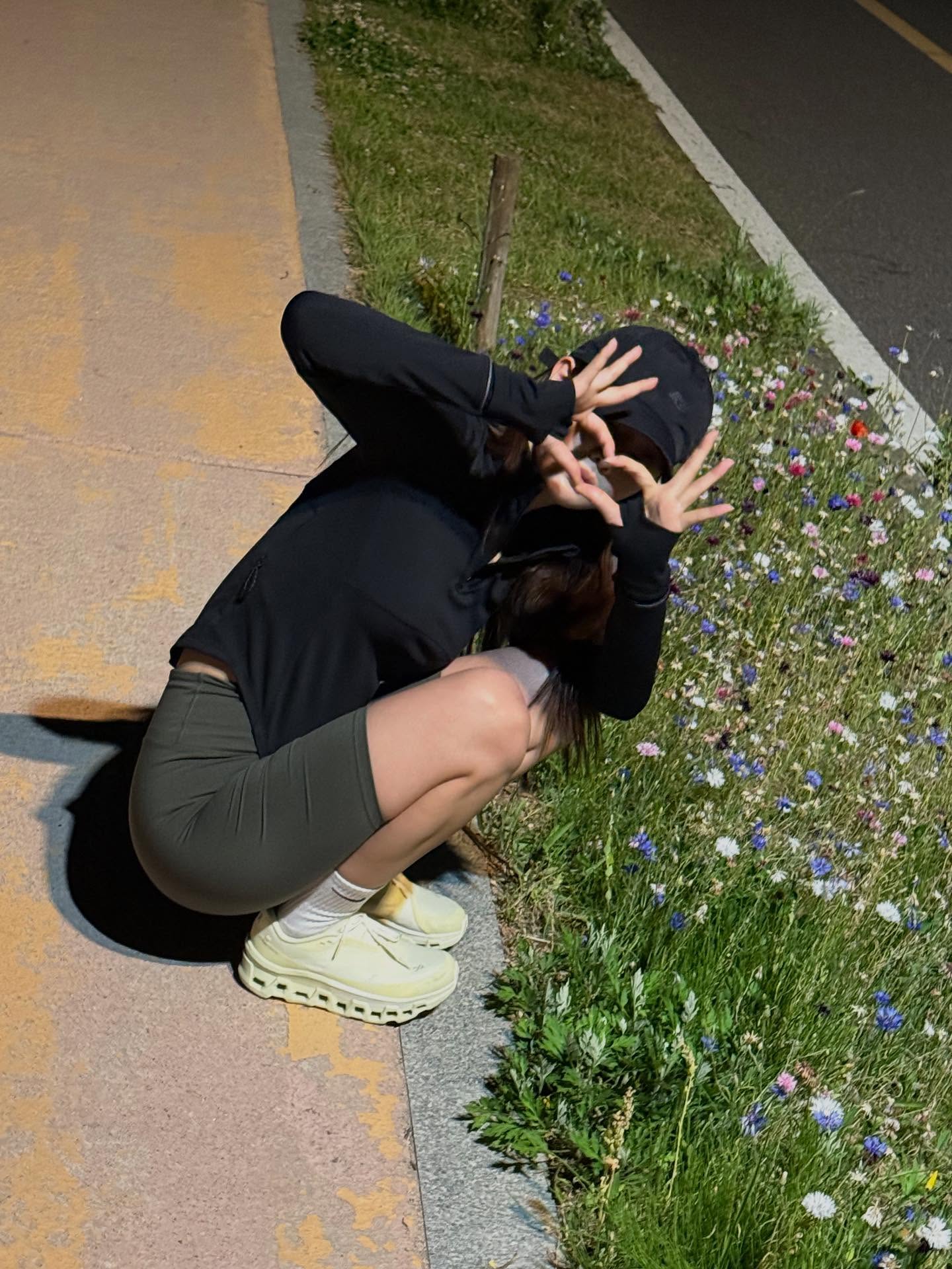 여름이니까 이렇게 입어줘야지💪
여름은 노출을 피하기 어려운 계절인 만큼 운동이 더욱 필요해지는 시기죠. 특히 짧은 기장의 쇼츠는 시원하면서도 활동성을 높여주지만, 다소 부담스럽게 느껴질 수도 있는데요.
이럴 땐 오버핏 티셔츠, 짧은 크롭탑, 혹은 가벼운 아우터를 활용해 자연스럽게 코디해보세요. 짧은 쇼츠의 부담은 줄이고, 스타일은 한층 업그레이드할 수 있답니다.
크롭탑은 허리 라인을 살려 다리가 길어 보이게 해주고, 오버핏 상의나 얇은 아우터는 노출 부담을 덜어주는 데 제격이에요. 여기에 깔끔한 스니커즈나 롱삭스를 더하면 균형 잡힌 운동룩이 완성되죠.
올여름엔 내게 딱 맞는 운동복으로 운동하는 즐거움까지 느껴보세요. 이미지6