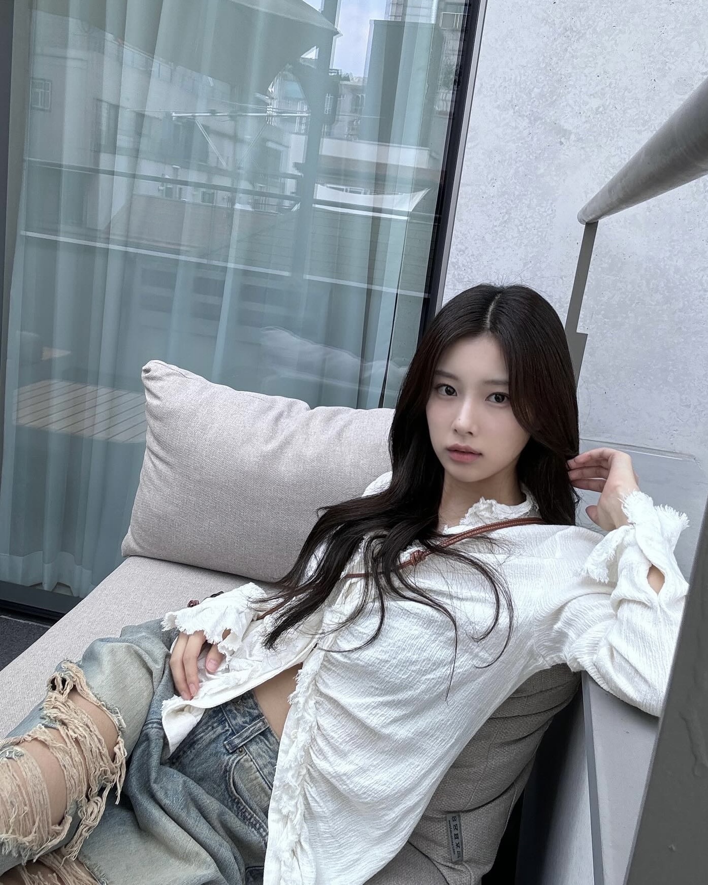 이제 구경은 그만👋🏻
셀럽들의 찢청 코디, 직접 써먹을 차례예요✂️👖 이미지3