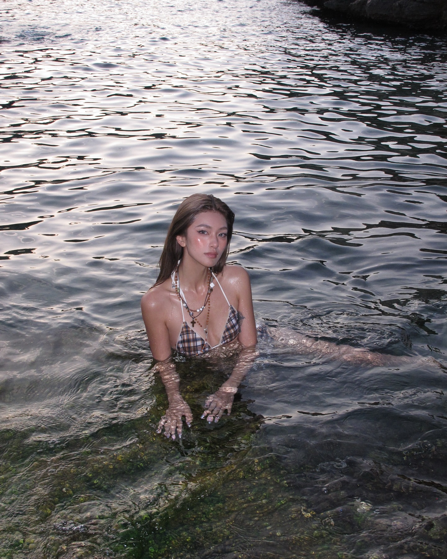 물놀이 하러 갈 준비 완료👙
입기만 해도 시선 집중되는 수영장 룩✨

수영장 룩 고민은 이제 끝! 다양한 스타일의 수영복부터 가볍게 걸쳐 입기 좋은 커버업 아이템까지 소개해드릴게요. 취향 따라 골라 입는 재미는 덤! 지금 바로 확인해보세요.

1. 제이디드런던 브라운 체크 트라이앵글 비키니&쇼츠
2. 오마이티 버튼 와플 홀터&쇼츠
3. 프릭스워크숍 캑투아 디스트레스트 플로어 렝스 가운 이미지2
