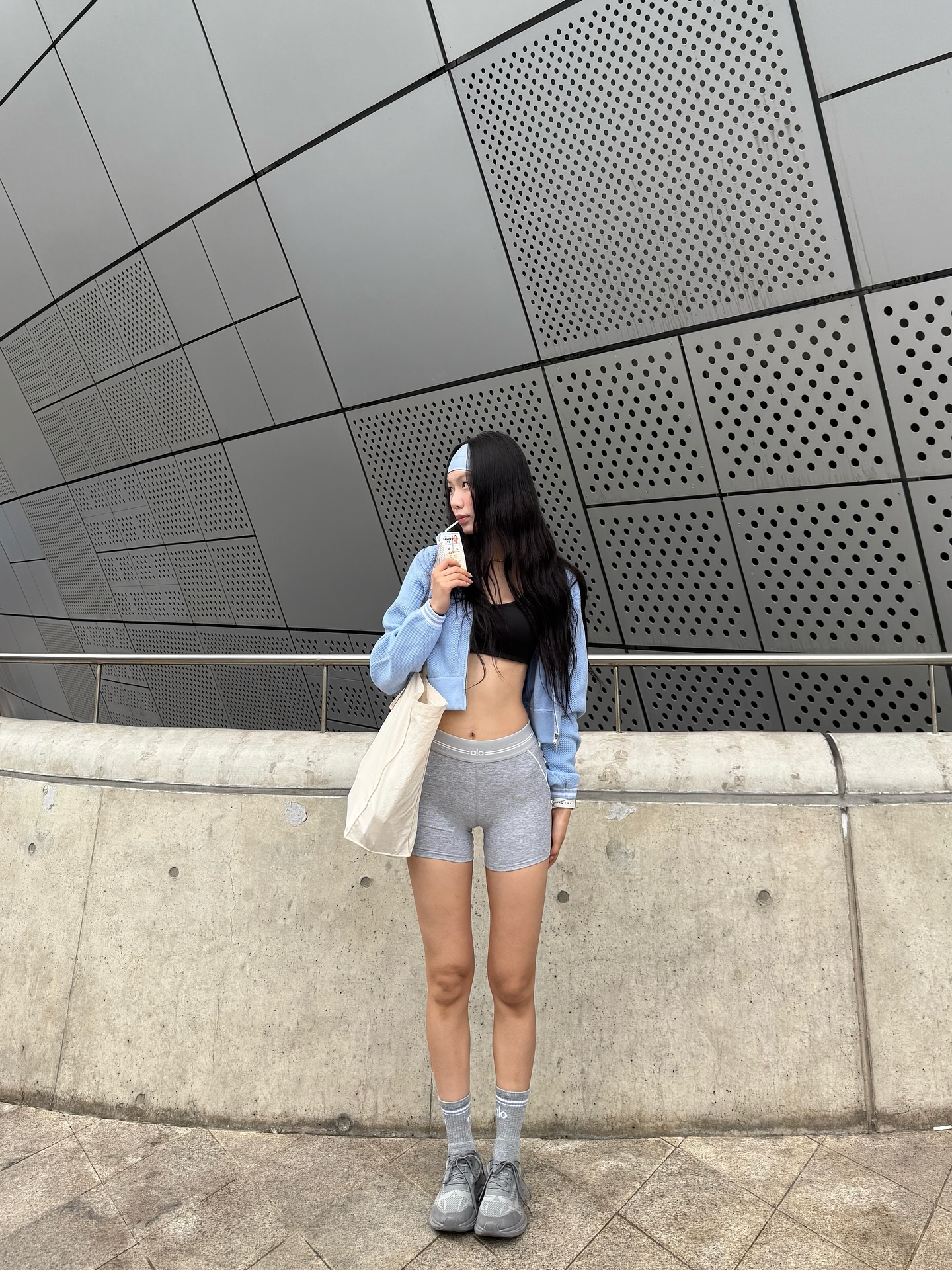 여름이니까 이렇게 입어줘야지💪
여름은 노출을 피하기 어려운 계절인 만큼 운동이 더욱 필요해지는 시기죠. 특히 짧은 기장의 쇼츠는 시원하면서도 활동성을 높여주지만, 다소 부담스럽게 느껴질 수도 있는데요.
이럴 땐 오버핏 티셔츠, 짧은 크롭탑, 혹은 가벼운 아우터를 활용해 자연스럽게 코디해보세요. 짧은 쇼츠의 부담은 줄이고, 스타일은 한층 업그레이드할 수 있답니다.
크롭탑은 허리 라인을 살려 다리가 길어 보이게 해주고, 오버핏 상의나 얇은 아우터는 노출 부담을 덜어주는 데 제격이에요. 여기에 깔끔한 스니커즈나 롱삭스를 더하면 균형 잡힌 운동룩이 완성되죠.
올여름엔 내게 딱 맞는 운동복으로 운동하는 즐거움까지 느껴보세요. 이미지2