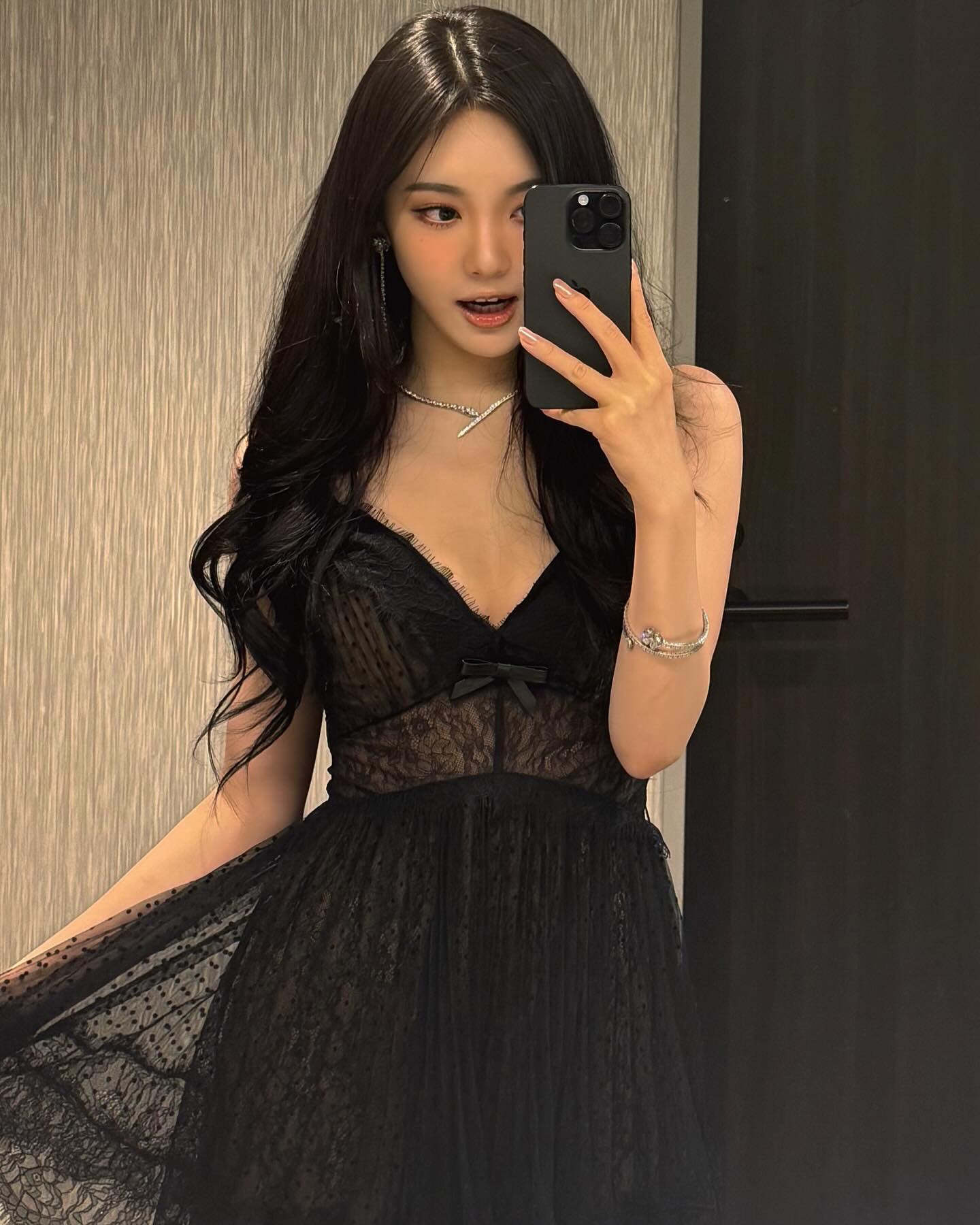 여름에도 포기 할 수 없는 블랙🖤
호캉스도, 생파도 블랙 드레스면 준비 끝✨ 이미지