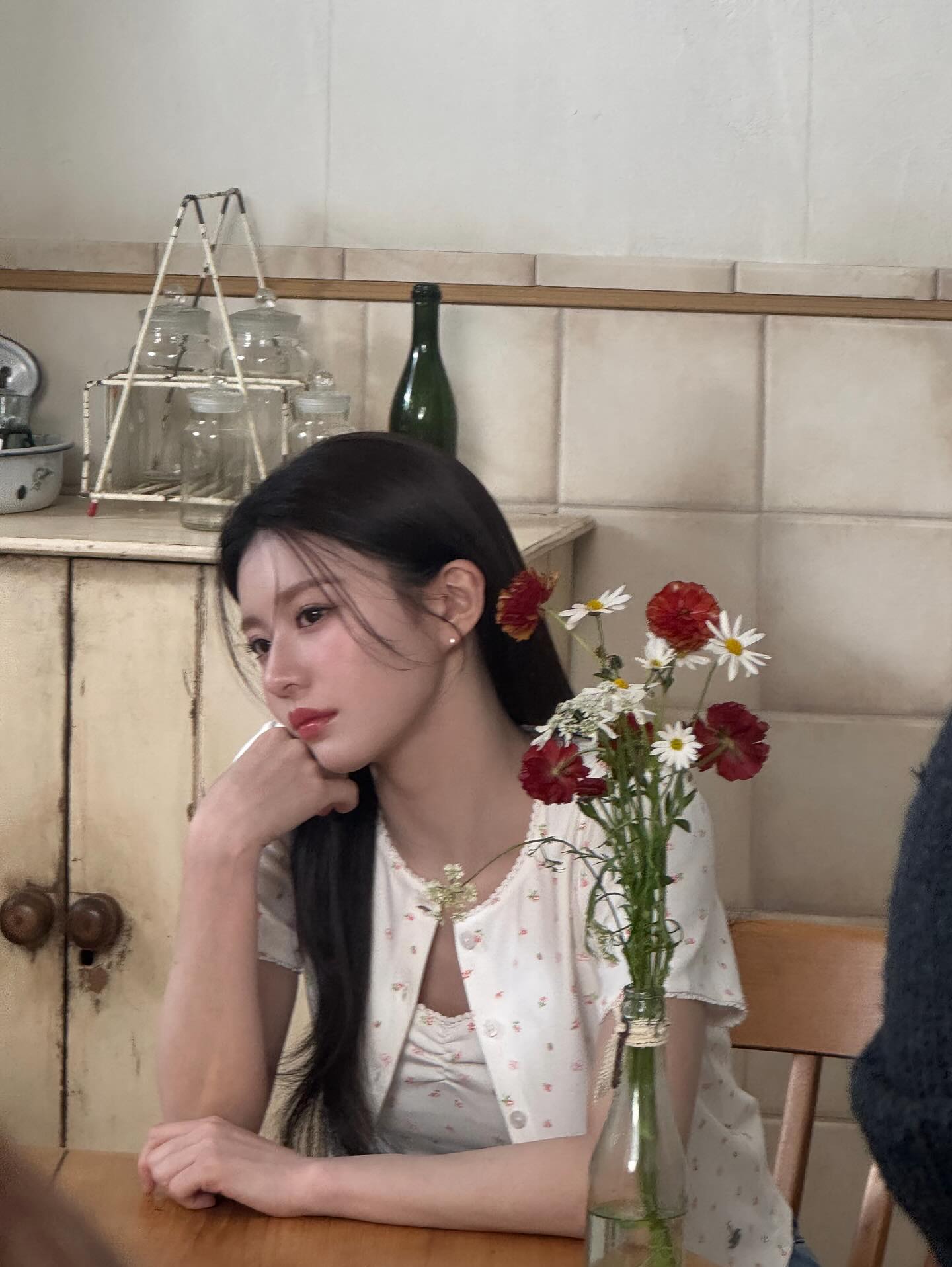 여름엔 깔끔한 화이트로 정리 끝🤍
가볍지만 스타일은 확실한 여름맞이 데일리룩🍃

산뜻한 분위기부터 내추럴한 무드까지, 여름에 어울리는 화이트 스타일링을 소개합니다.

가볍고 시원한 소재에 미니멀한 디테일을 더하면, 계절감은 살리고 분위기 있는 여름 스타일링이 완성됩니다. 활용도 높은 아이템들로 누구나 쉽게 따라 입을 수 있는데요. 어떤 제품이 있는지 지금 바로 확인해보세요.

1. 제니 페르트 소피아 블라우스
피터팬 칼라와 퍼프 소매가 더해진 블라우스를 연청 데님 팬츠와 매치해, 산뜻하면서도 사랑스러운 분위기를 연출했습니다.

2. 고윤정 마리떼프랑소와 저버 플라워 가디건&슬리브리스
플로럴 패턴과 셔링 디테일의 슬리브리스와 가디건 셋업으로, 은은한 패턴과 함께 청순한 무드를 연출했습니다.

3. 태연 로우클래식 셔링 코튼 탑 
스퀘어 넥과 퍼프 소매, 셔링 디테일이 특징인 코튼 탑에 카고 팬츠와 볼캡을 더해, 러블리하면서도 캐주얼한 스타일링을 연출했습니다. 이미지