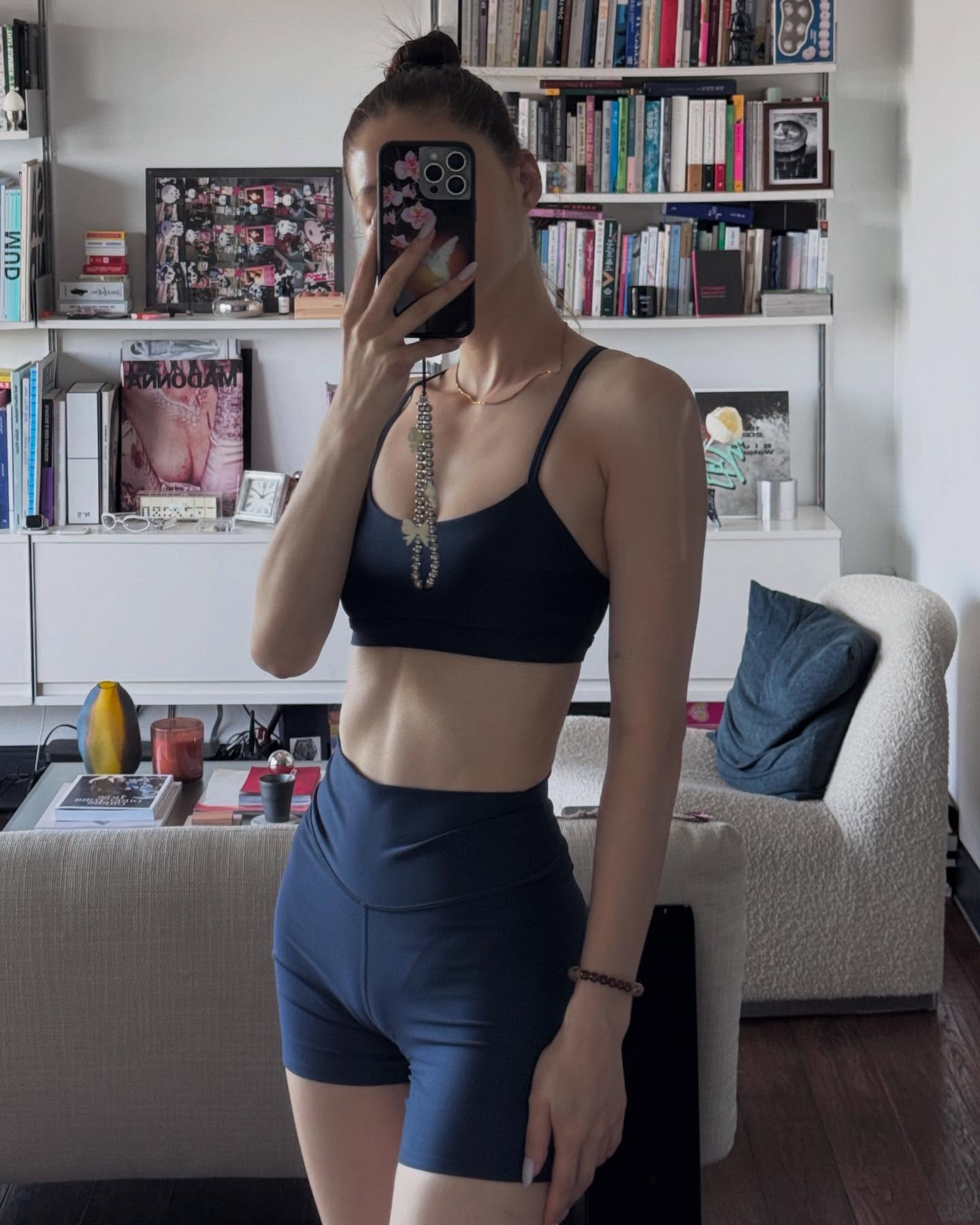 여름이니까 이렇게 입어줘야지💪
여름은 노출을 피하기 어려운 계절인 만큼 운동이 더욱 필요해지는 시기죠. 특히 짧은 기장의 쇼츠는 시원하면서도 활동성을 높여주지만, 다소 부담스럽게 느껴질 수도 있는데요.
이럴 땐 오버핏 티셔츠, 짧은 크롭탑, 혹은 가벼운 아우터를 활용해 자연스럽게 코디해보세요. 짧은 쇼츠의 부담은 줄이고, 스타일은 한층 업그레이드할 수 있답니다.
크롭탑은 허리 라인을 살려 다리가 길어 보이게 해주고, 오버핏 상의나 얇은 아우터는 노출 부담을 덜어주는 데 제격이에요. 여기에 깔끔한 스니커즈나 롱삭스를 더하면 균형 잡힌 운동룩이 완성되죠.
올여름엔 내게 딱 맞는 운동복으로 운동하는 즐거움까지 느껴보세요. 이미지5