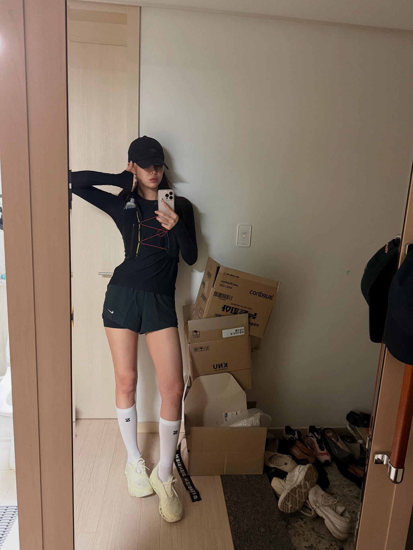 여름이니까 이렇게 입어줘야지💪
여름은 노출을 피하기 어려운 계절인 만큼 운동이 더욱 필요해지는 시기죠. 특히 짧은 기장의 쇼츠는 시원하면서도 활동성을 높여주지만, 다소 부담스럽게 느껴질 수도 있는데요.
이럴 땐 오버핏 티셔츠, 짧은 크롭탑, 혹은 가벼운 아우터를 활용해 자연스럽게 코디해보세요. 짧은 쇼츠의 부담은 줄이고, 스타일은 한층 업그레이드할 수 있답니다.
크롭탑은 허리 라인을 살려 다리가 길어 보이게 해주고, 오버핏 상의나 얇은 아우터는 노출 부담을 덜어주는 데 제격이에요. 여기에 깔끔한 스니커즈나 롱삭스를 더하면 균형 잡힌 운동룩이 완성되죠.
올여름엔 내게 딱 맞는 운동복으로 운동하는 즐거움까지 느껴보세요. 이미지3