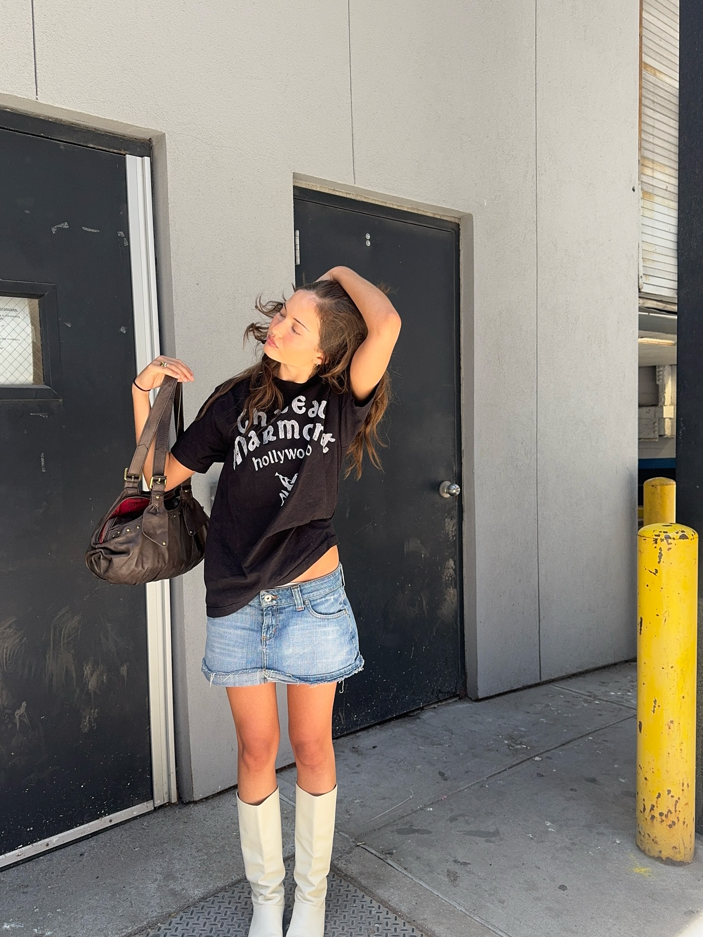 여름은 이 3개로 돌려입기 끝👖
벌써부터 후덥지근한 날씨에 장마철까지 겹치면서 옷 입기 정말 애매해졌죠. 오늘은 비에 젖지 않으면서도 스타일을 살릴 수 있는 장마철 필수 아이템 3가지를 소개할게요.✨
1. 버뮤다 데님
크롭탑이나 기본 민소매와 매치해 시원하고 미니멀한 무드로 연출하기 좋습니다.
2. 미니 원피스
단독으로 입거나 스카프로 포인트를 더해 간편하면서도 멋스럽게 스타일링할 수 있습니다.
3. 데님 미니스커트
데님의 캐주얼함에 미니 기장의 페미닌함을 더해 데일리룩으로 활용하기 좋습니다. 이미지3