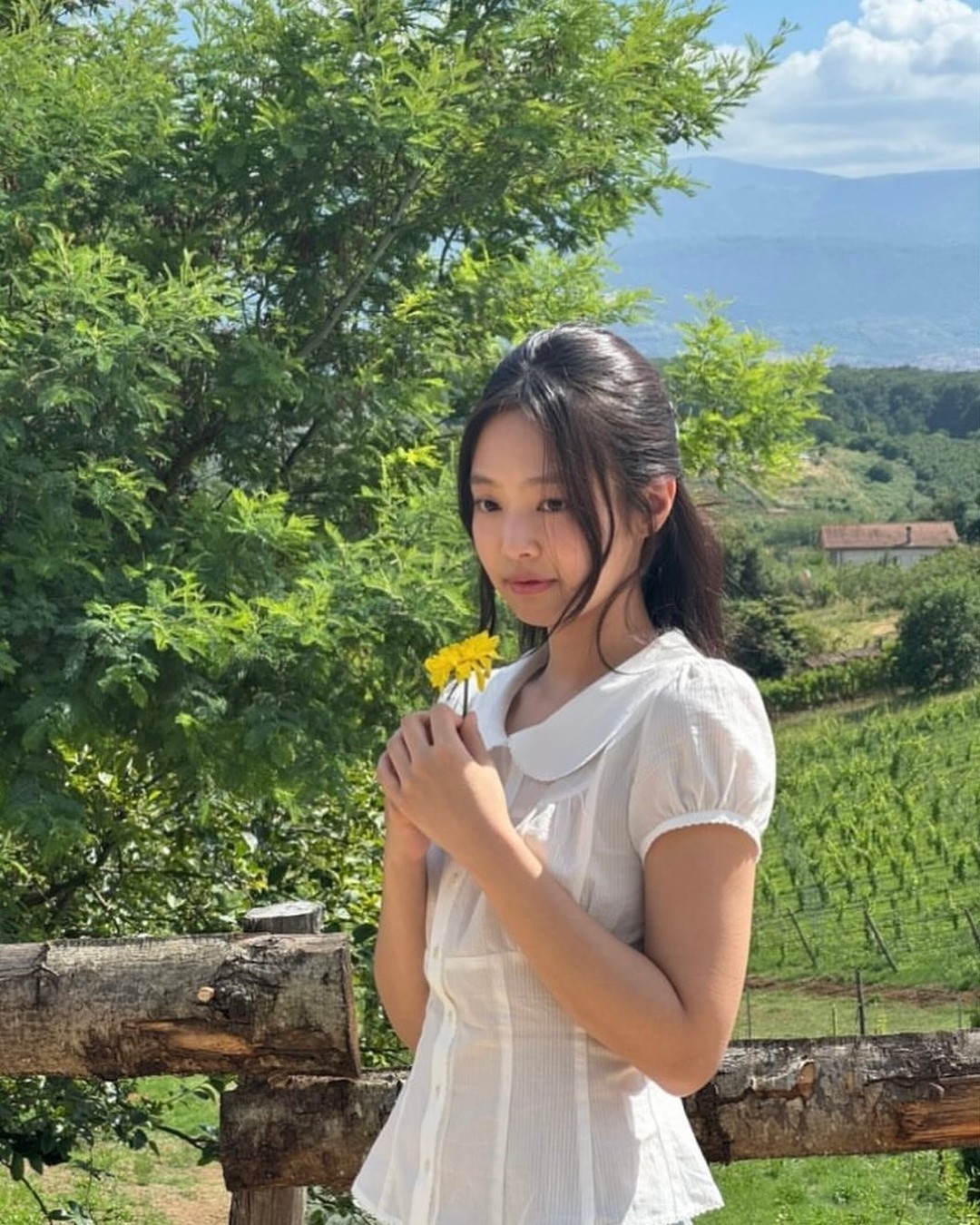여름엔 깔끔한 화이트로 정리 끝🤍
가볍지만 스타일은 확실한 여름맞이 데일리룩🍃

산뜻한 분위기부터 내추럴한 무드까지, 여름에 어울리는 화이트 스타일링을 소개합니다.

가볍고 시원한 소재에 미니멀한 디테일을 더하면, 계절감은 살리고 분위기 있는 여름 스타일링이 완성됩니다. 활용도 높은 아이템들로 누구나 쉽게 따라 입을 수 있는데요. 어떤 제품이 있는지 지금 바로 확인해보세요.

1. 제니 페르트 소피아 블라우스
피터팬 칼라와 퍼프 소매가 더해진 블라우스를 연청 데님 팬츠와 매치해, 산뜻하면서도 사랑스러운 분위기를 연출했습니다.

2. 고윤정 마리떼프랑소와 저버 플라워 가디건&슬리브리스
플로럴 패턴과 셔링 디테일의 슬리브리스와 가디건 셋업으로, 은은한 패턴과 함께 청순한 무드를 연출했습니다.

3. 태연 로우클래식 셔링 코튼 탑 
스퀘어 넥과 퍼프 소매, 셔링 디테일이 특징인 코튼 탑에 카고 팬츠와 볼캡을 더해, 러블리하면서도 캐주얼한 스타일링을 연출했습니다. 이미지
