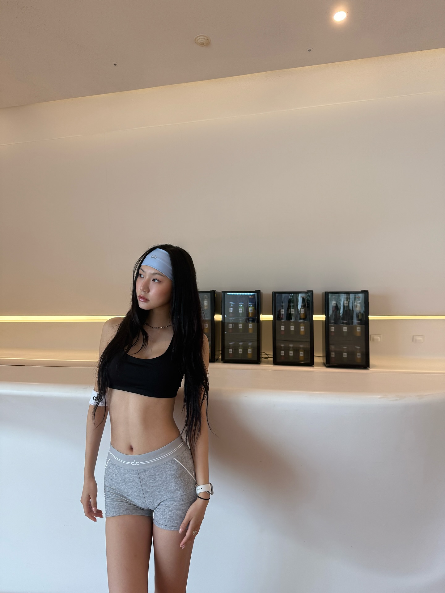 여름이니까 이렇게 입어줘야지💪
여름은 노출을 피하기 어려운 계절인 만큼 운동이 더욱 필요해지는 시기죠. 특히 짧은 기장의 쇼츠는 시원하면서도 활동성을 높여주지만, 다소 부담스럽게 느껴질 수도 있는데요.
이럴 땐 오버핏 티셔츠, 짧은 크롭탑, 혹은 가벼운 아우터를 활용해 자연스럽게 코디해보세요. 짧은 쇼츠의 부담은 줄이고, 스타일은 한층 업그레이드할 수 있답니다.
크롭탑은 허리 라인을 살려 다리가 길어 보이게 해주고, 오버핏 상의나 얇은 아우터는 노출 부담을 덜어주는 데 제격이에요. 여기에 깔끔한 스니커즈나 롱삭스를 더하면 균형 잡힌 운동룩이 완성되죠.
올여름엔 내게 딱 맞는 운동복으로 운동하는 즐거움까지 느껴보세요. 이미지7