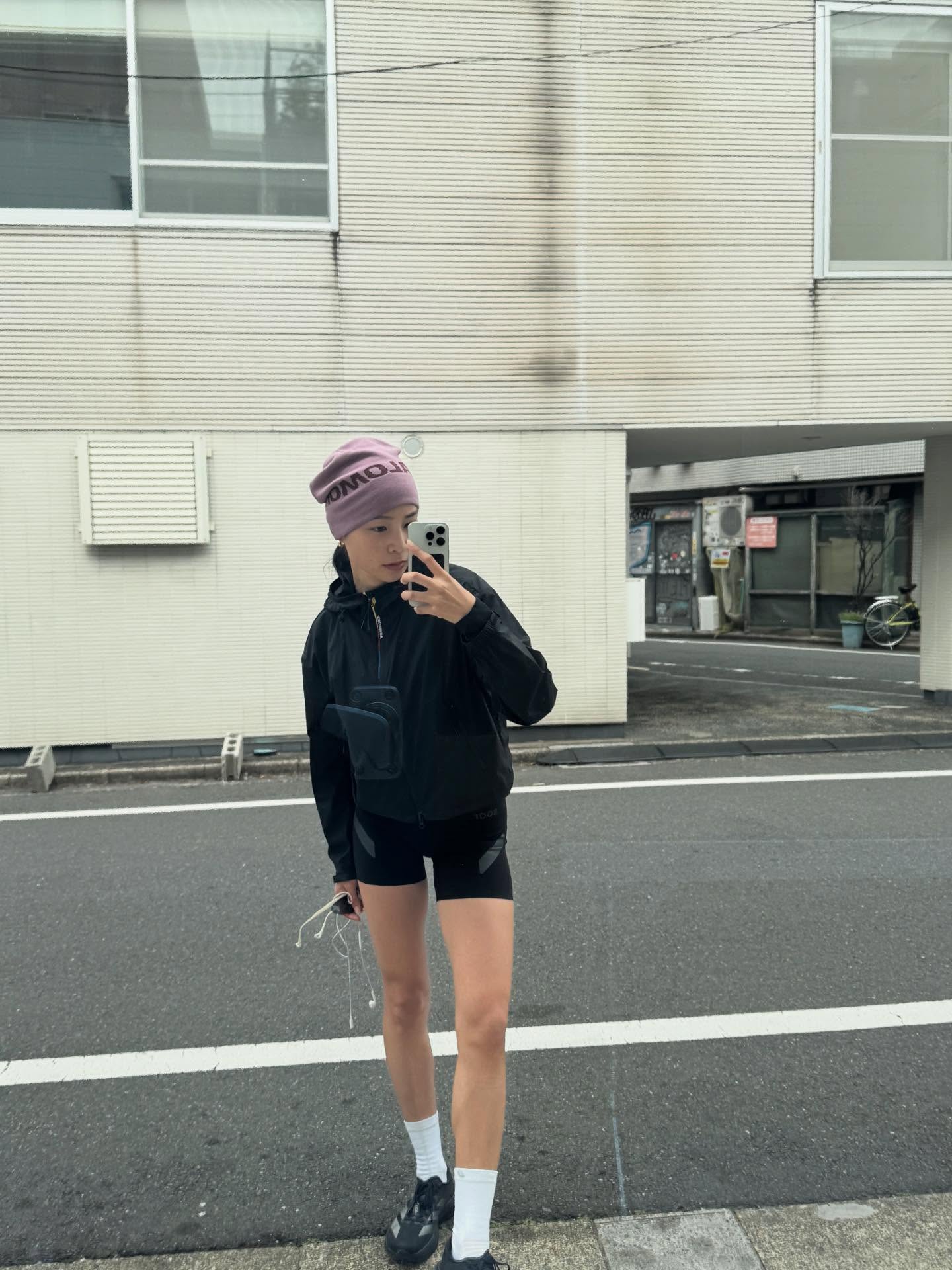 여름이니까 이렇게 입어줘야지💪
여름은 노출을 피하기 어려운 계절인 만큼 운동이 더욱 필요해지는 시기죠. 특히 짧은 기장의 쇼츠는 시원하면서도 활동성을 높여주지만, 다소 부담스럽게 느껴질 수도 있는데요.
이럴 땐 오버핏 티셔츠, 짧은 크롭탑, 혹은 가벼운 아우터를 활용해 자연스럽게 코디해보세요. 짧은 쇼츠의 부담은 줄이고, 스타일은 한층 업그레이드할 수 있답니다.
크롭탑은 허리 라인을 살려 다리가 길어 보이게 해주고, 오버핏 상의나 얇은 아우터는 노출 부담을 덜어주는 데 제격이에요. 여기에 깔끔한 스니커즈나 롱삭스를 더하면 균형 잡힌 운동룩이 완성되죠.
올여름엔 내게 딱 맞는 운동복으로 운동하는 즐거움까지 느껴보세요. 이미지9