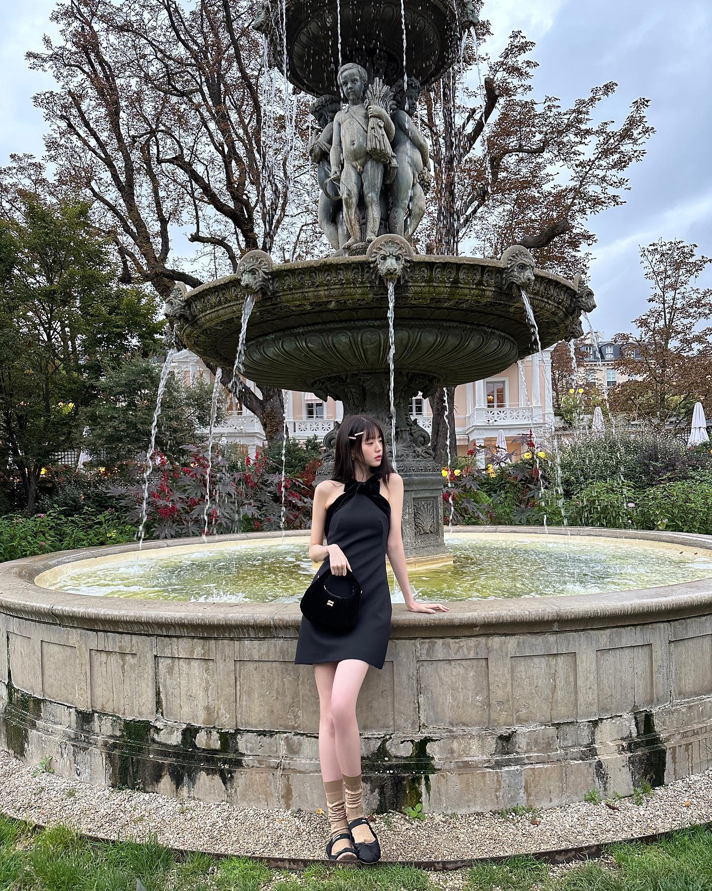 여름에도 포기 할 수 없는 블랙🖤
호캉스도, 생파도 블랙 드레스면 준비 끝✨ 이미지9