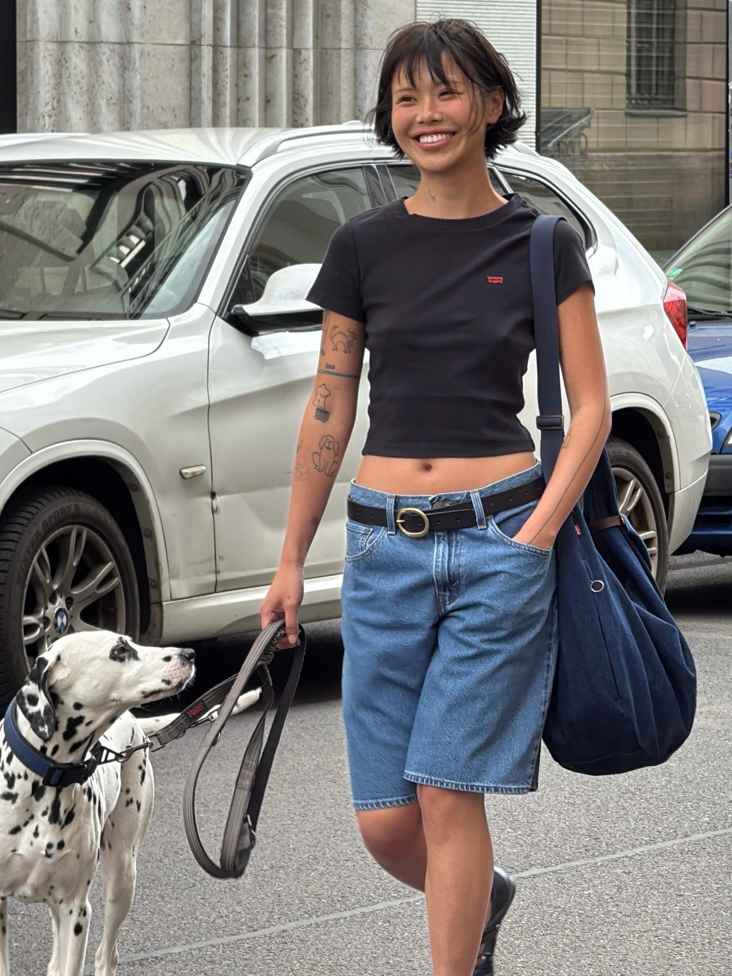 여름은 이 3개로 돌려입기 끝👖
벌써부터 후덥지근한 날씨에 장마철까지 겹치면서 옷 입기 정말 애매해졌죠. 오늘은 비에 젖지 않으면서도 스타일을 살릴 수 있는 장마철 필수 아이템 3가지를 소개할게요.✨
1. 버뮤다 데님
크롭탑이나 기본 민소매와 매치해 시원하고 미니멀한 무드로 연출하기 좋습니다.
2. 미니 원피스
단독으로 입거나 스카프로 포인트를 더해 간편하면서도 멋스럽게 스타일링할 수 있습니다.
3. 데님 미니스커트
데님의 캐주얼함에 미니 기장의 페미닌함을 더해 데일리룩으로 활용하기 좋습니다. 이미지4