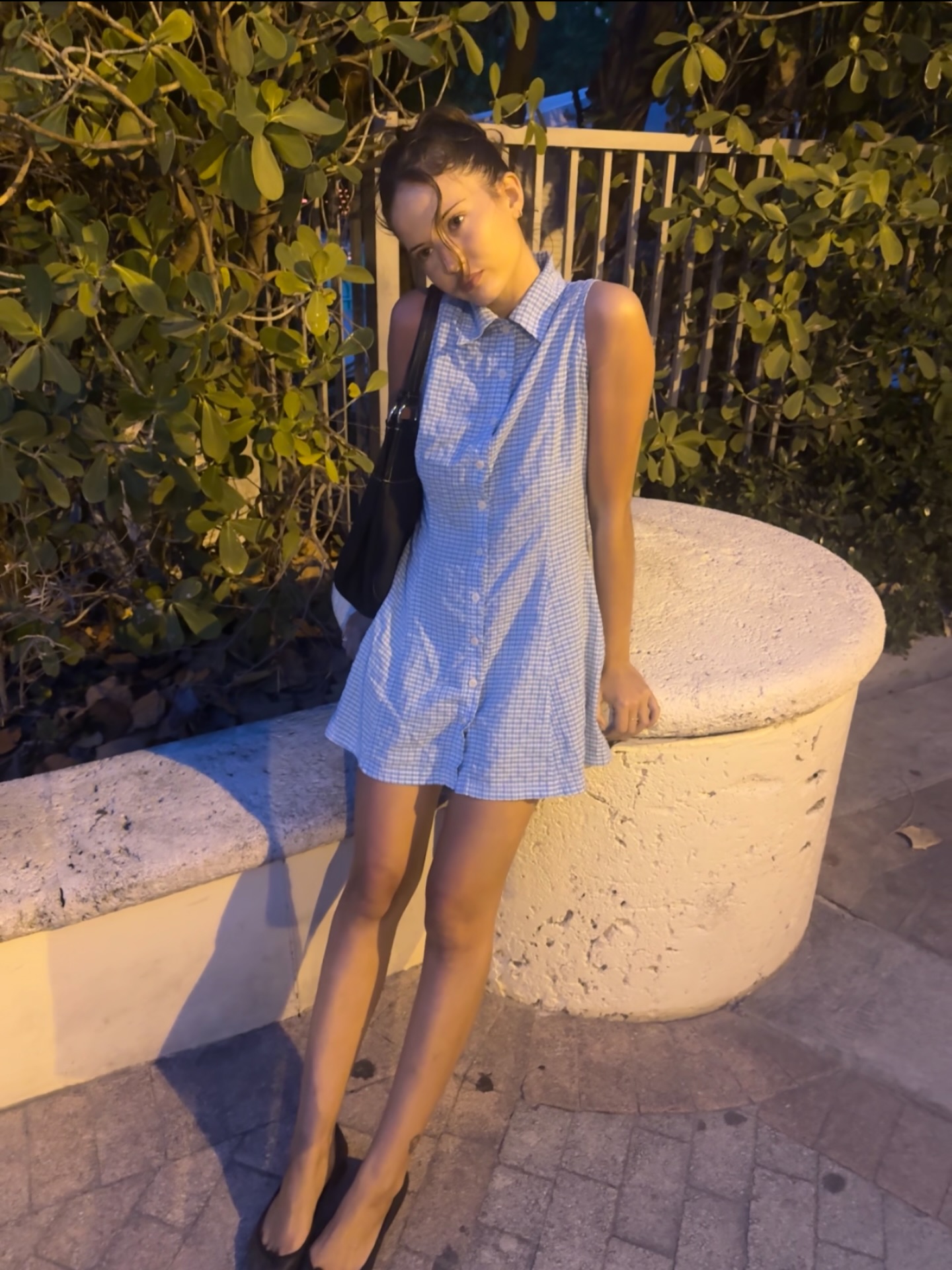 여름은 이 3개로 돌려입기 끝👖
벌써부터 후덥지근한 날씨에 장마철까지 겹치면서 옷 입기 정말 애매해졌죠. 오늘은 비에 젖지 않으면서도 스타일을 살릴 수 있는 장마철 필수 아이템 3가지를 소개할게요.✨
1. 버뮤다 데님
크롭탑이나 기본 민소매와 매치해 시원하고 미니멀한 무드로 연출하기 좋습니다.
2. 미니 원피스
단독으로 입거나 스카프로 포인트를 더해 간편하면서도 멋스럽게 스타일링할 수 있습니다.
3. 데님 미니스커트
데님의 캐주얼함에 미니 기장의 페미닌함을 더해 데일리룩으로 활용하기 좋습니다. 이미지8