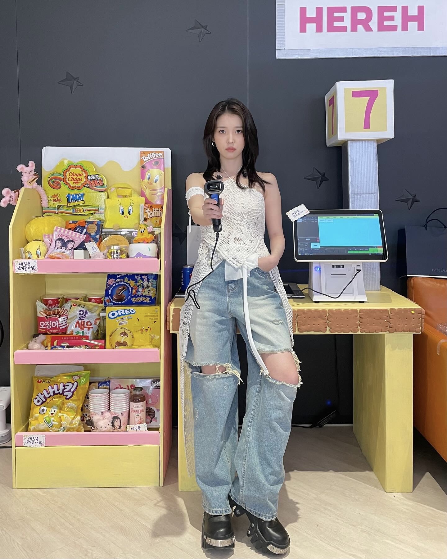 이제 구경은 그만👋🏻
셀럽들의 찢청 코디, 직접 써먹을 차례예요✂️👖 이미지5