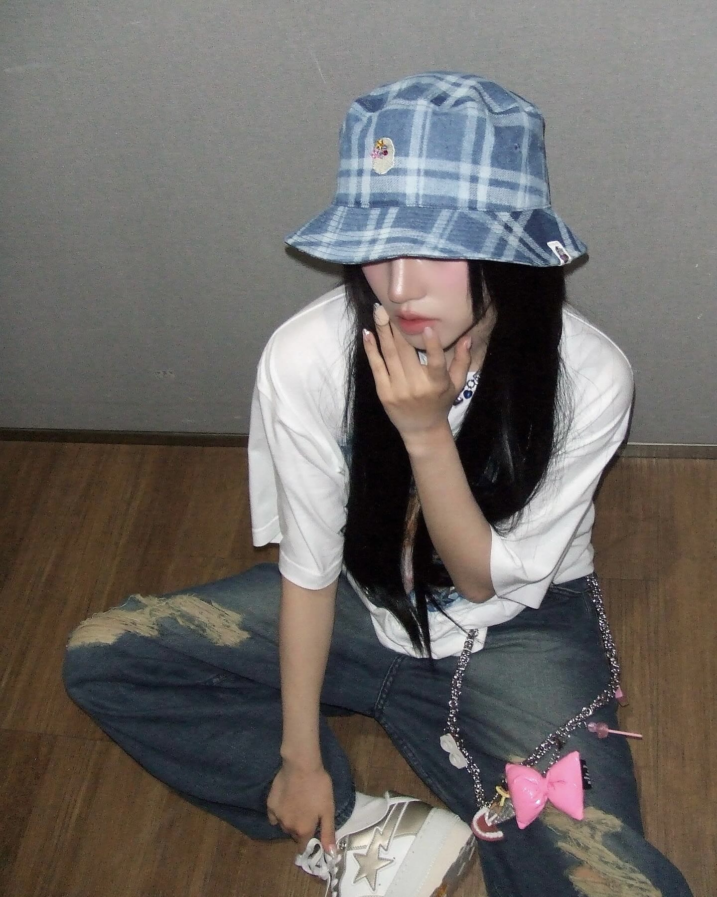 이제 구경은 그만👋🏻
셀럽들의 찢청 코디, 직접 써먹을 차례예요✂️👖 이미지