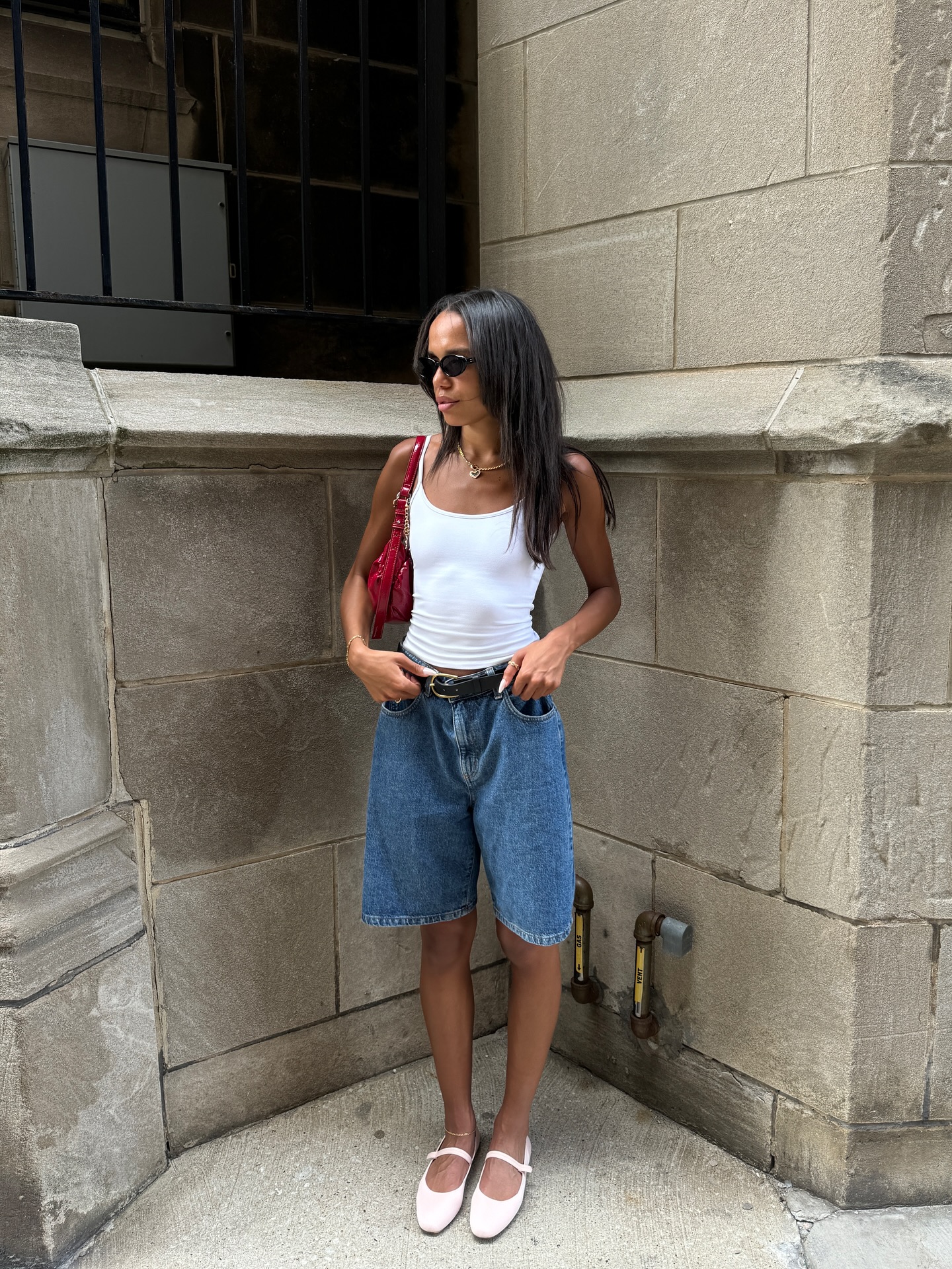 여름은 이 3개로 돌려입기 끝👖
벌써부터 후덥지근한 날씨에 장마철까지 겹치면서 옷 입기 정말 애매해졌죠. 오늘은 비에 젖지 않으면서도 스타일을 살릴 수 있는 장마철 필수 아이템 3가지를 소개할게요.✨
1. 버뮤다 데님
크롭탑이나 기본 민소매와 매치해 시원하고 미니멀한 무드로 연출하기 좋습니다.
2. 미니 원피스
단독으로 입거나 스카프로 포인트를 더해 간편하면서도 멋스럽게 스타일링할 수 있습니다.
3. 데님 미니스커트
데님의 캐주얼함에 미니 기장의 페미닌함을 더해 데일리룩으로 활용하기 좋습니다. 이미지7