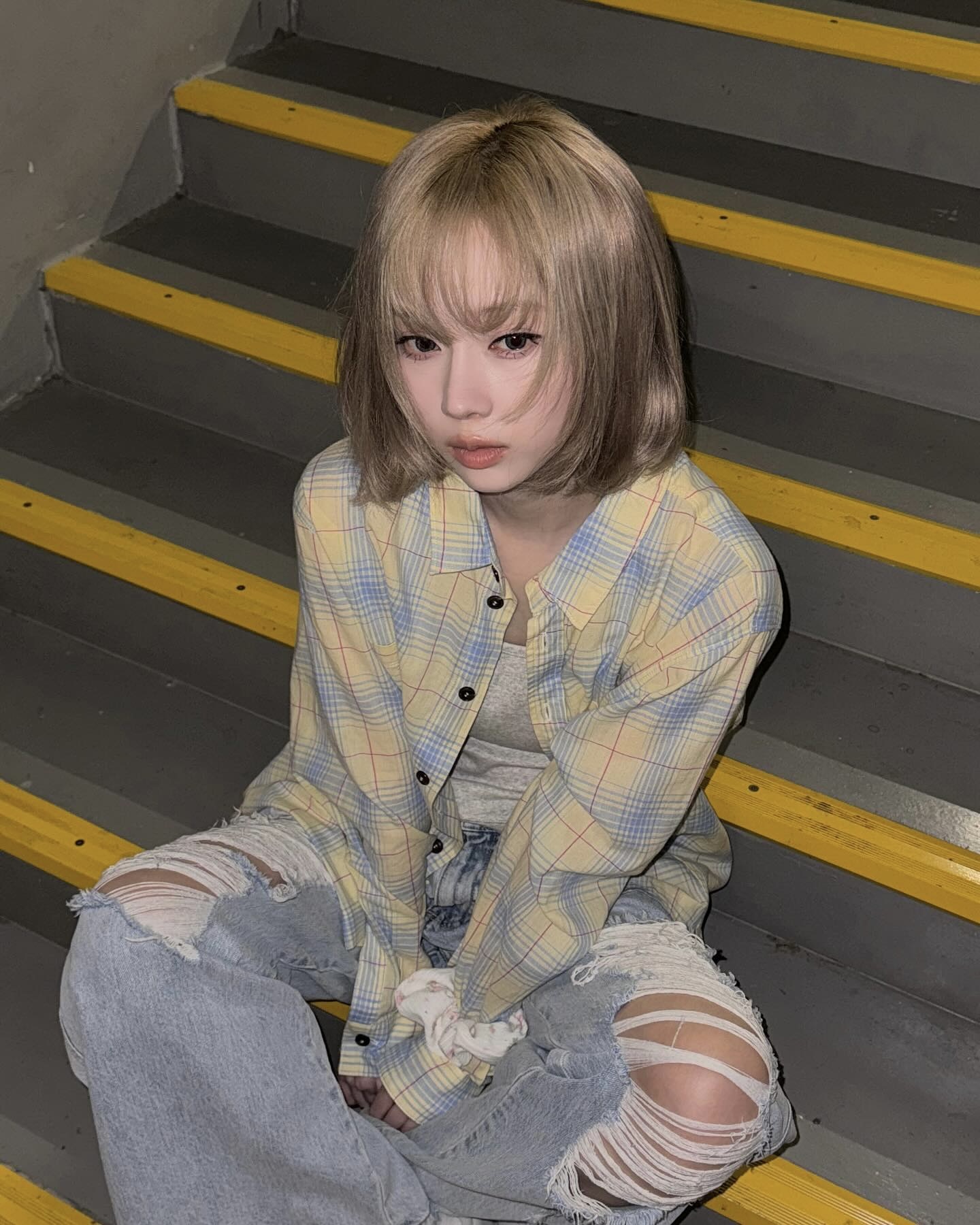 이제 구경은 그만👋🏻
셀럽들의 찢청 코디, 직접 써먹을 차례예요✂️👖 이미지