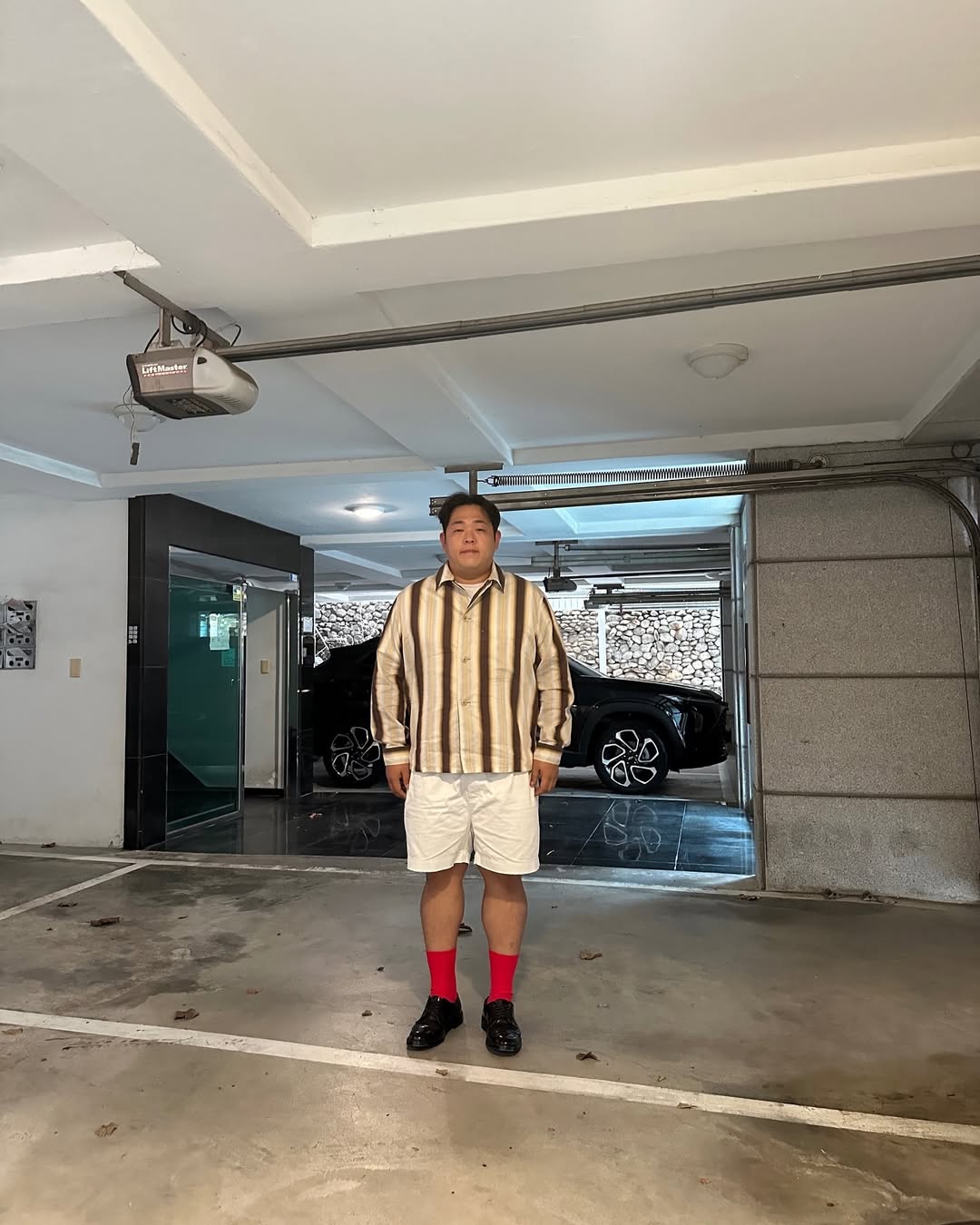 옷잘알 형들은 요즘 레드양말🧦 이미지