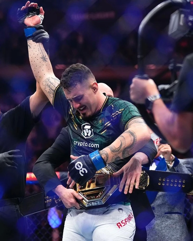 UFC 챔피언은 챔피온을 입는다.
주먹 없이 챔피언이 된 인류 최강의 사나이 톰 아스피날 🏆
그가 챔피언이 되는 데는 KO도 판정도 필요 없었습니다.
6월 22일 존 존스는 그와 싸우지 않고 은퇴한다는 소식을 공개하면서, 톰 아스피날은 주먹 없이 챔피언이 된 사나이가 되었습니다. 헤비급 챔피언인 존 존스는 2년이라는 긴 시간 동안 톰 아스피날과 승부를 피해 왔습니다.
'챔피언은 단 한 명뿐이다.'라는 챔피온의 광고 문구처럼 챔피언이 된 톰 아스피날. 그의 다음 행보에 많은 격투기 팬이 주목하고 있습니다.
영국 출신의 톰 아스피날은 현재 전적 15승 3패를 기록 중입니다. 강력한 타격과 빠른 피니시 능력으로 팬들의 사랑을 받고 있습니다. 이미지1