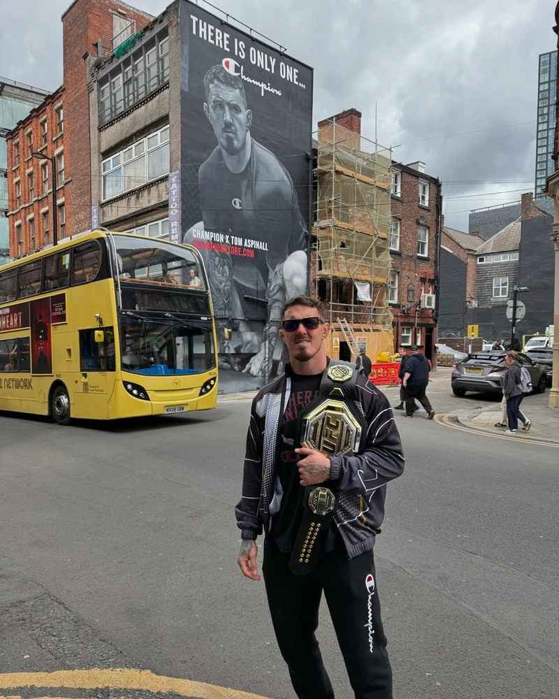 UFC 챔피언은 챔피온을 입는다.
주먹 없이 챔피언이 된 인류 최강의 사나이 톰 아스피날 🏆
그가 챔피언이 되는 데는 KO도 판정도 필요 없었습니다.
6월 22일 존 존스는 그와 싸우지 않고 은퇴한다는 소식을 공개하면서, 톰 아스피날은 주먹 없이 챔피언이 된 사나이가 되었습니다. 헤비급 챔피언인 존 존스는 2년이라는 긴 시간 동안 톰 아스피날과 승부를 피해 왔습니다.
'챔피언은 단 한 명뿐이다.'라는 챔피온의 광고 문구처럼 챔피언이 된 톰 아스피날. 그의 다음 행보에 많은 격투기 팬이 주목하고 있습니다.
영국 출신의 톰 아스피날은 현재 전적 15승 3패를 기록 중입니다. 강력한 타격과 빠른 피니시 능력으로 팬들의 사랑을 받고 있습니다. 이미지2