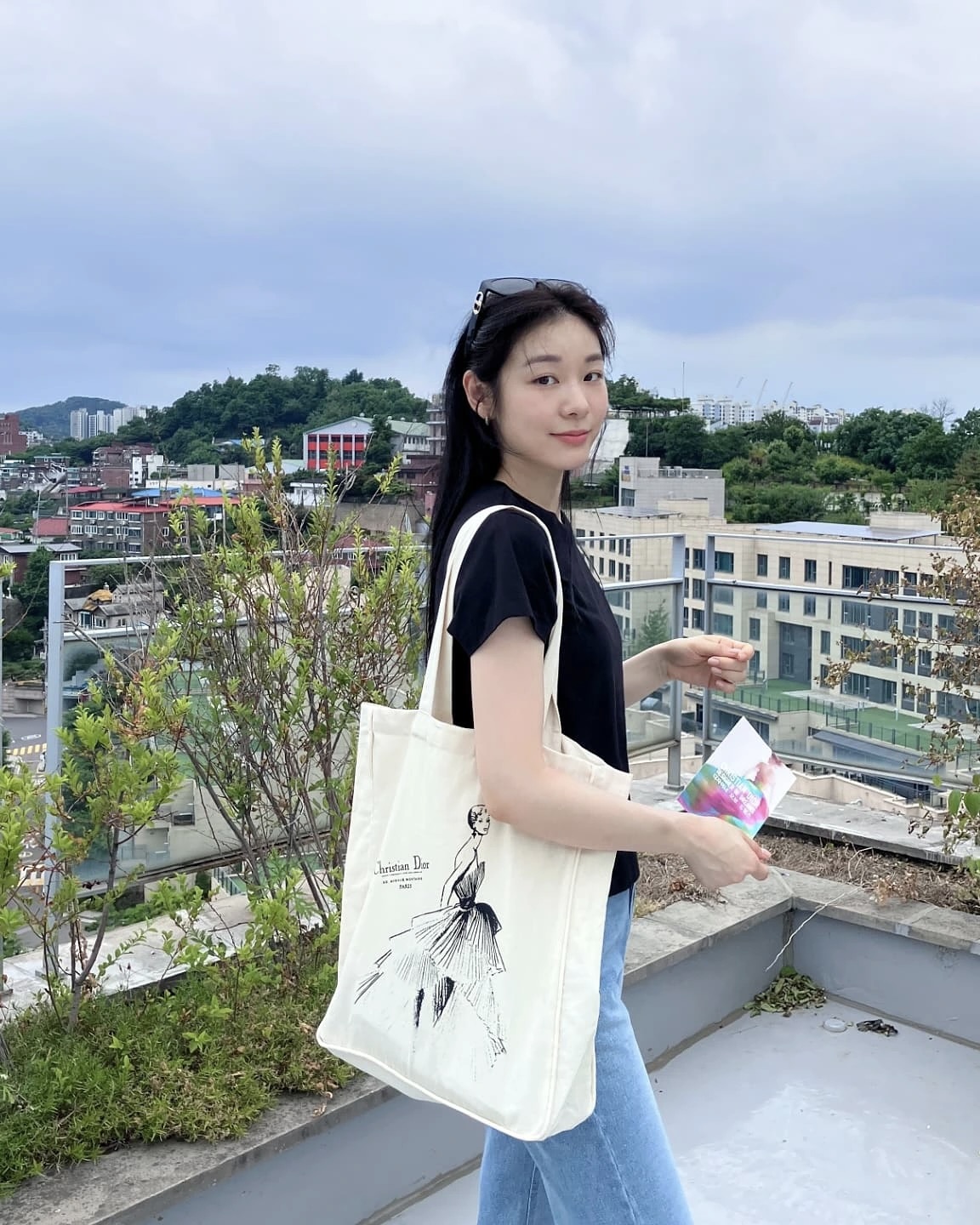 디올 에코백이 7만 원대라고❓

최근 공개된 셀럽들의 사진 속 디올 에코백이 큰 화제를 모으고 있습니다.

이 에코백은 현재 서울 동대문디자인플라자(DDP)에서 열리고 있는 디올 ‘디자이너 오브 드림스’ 전시에서만 만나볼 수 있는 한정판 굿즈인데요.

크리스찬 디올 특유의 레터링과 드로잉이 더해져, 에코백 하나만으로도 브랜드 감성을 고스란히 느낄 수 있습니다.

7월 13일까지 진행되는 전시 기간에만 한정 판매되며, 일반 오프라인 매장에서는 구매할 수 없다는 점도 참고해 주세요.

7만 원대의 합리적인 가격으로 디올 감성을 소장할 수 있는 이번 기회, 지금 ‘디자이너 오브 드림스’ 전시 현장에서 직접 만나보세요. 이미지