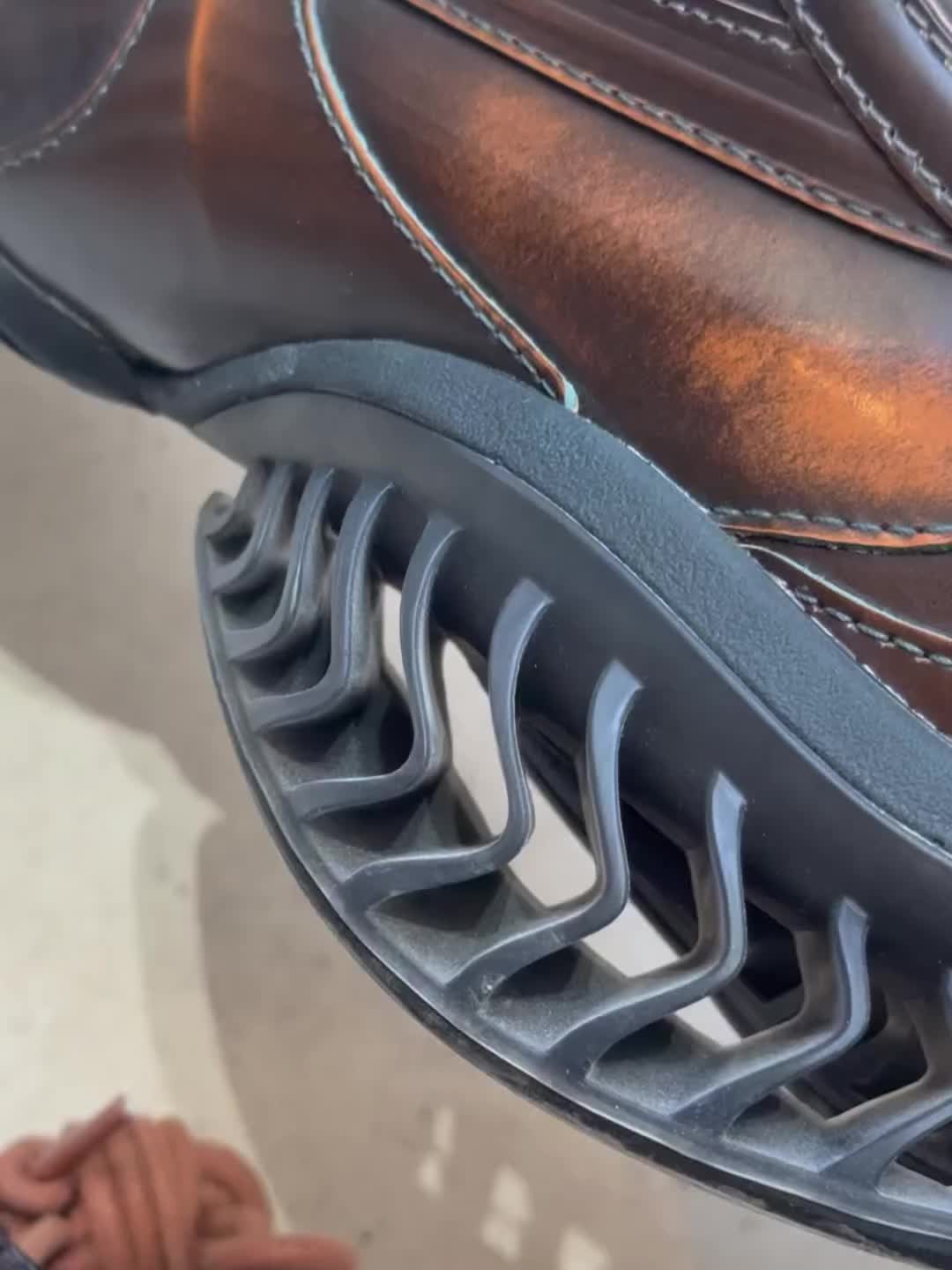 시간이 만든 멋, 발끝에⁠
푸마 x 제이엘에이엘, '진화하는 스니커즈' 출시👞⁠
⁠
푸마가 영국 디자이너 제이엘에이엘(J.L‑A.L)과 손잡고 2026년 SS 시즌 신제품을 선보입니다. 이번 스니커즈는 오래된 가죽 소파에서 자연스럽게 생기는 파티나(patina)에 영감을 받아 디자인됐습니다. 디자이너 장-뤽 A. 라벨은 “시간에 따라 변화하는 아름다움”을 신발을 통해 구현하고자 했다고 밝혔습니다.⁠
⁠
제이엘에이엘은 비평적 디자인을 바탕으로 실험적이고 기능적인 미학을 제시해온 브랜드로, 이번 협업에서도 강한 개성을 드러냈습니다.⁠ 이미지