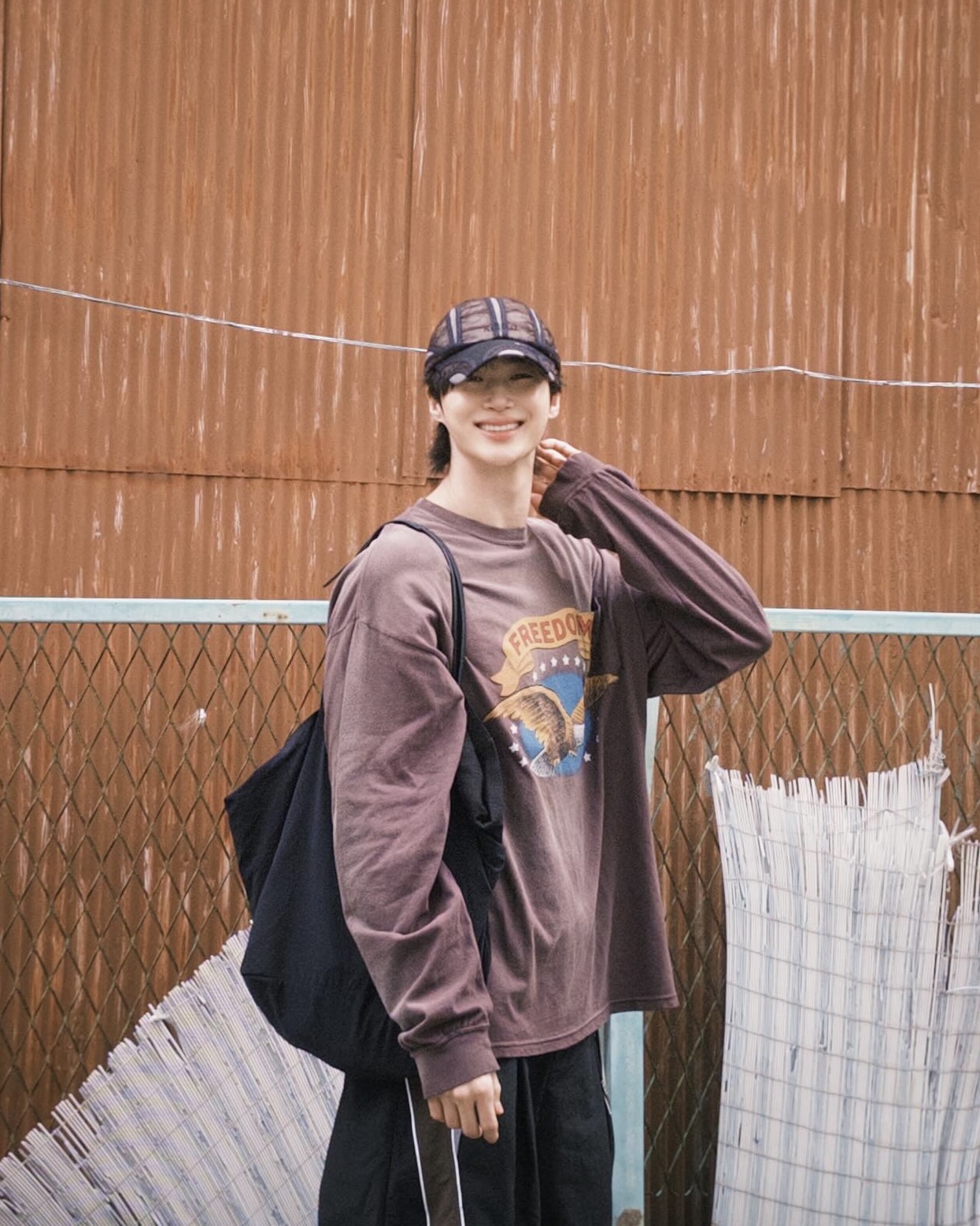 흐린날에도 스타일 챙겨!
오늘 같은 날 따라하기 좋은 우석이 형 아이템 정보 4가지 🎁

1. 카미아 'FREEDOM' 포켓 롱슬리브 브라운
빈티지 그래픽과 질감 표현이 유명한 일본 브랜드 카미야의 롱슬리브 입니다. 빈티지한 워싱과 강렬한 그래픽이 시선을 사로잡으며, 레트로 무드를 베이스로 자유로운 분위기를 연출했습니다.

2. 네임세이크 'MECHALLE' 트랙 쇼츠
대만 브랜드인 네임세이크는 농구, 워크웨어 등 다양한 곳에서 영감을 받고 결합하여 개성있는 스타일을 보여줍니다. 트랙쇼츠의 스포티한 디자인과 컬러블록 디테일이 편안한 활동성과 스트릿 감성을 동시에 부여합니다.

3. 어티슈 부팡 캡
독보적인 스타일을 보여주는 어티슈의 부팡 캡입니다. 입체적인 구조와 패널 디테일이 미래적인 느낌을 부여하여, 스트릿한 룩의 무드에 유니크한 감성을 녹여냈습니다.

4. 엑슬림 EP.7 시놉시스 01 백
넉넉한 사이즈와 미니멀한 디자인이 특징인 토트백입니다. 핀 버튼 굿즈를 부착함으로서 자칫 밋밋할 수 있는 룩에 개성을 부여했습니다. 이미지
