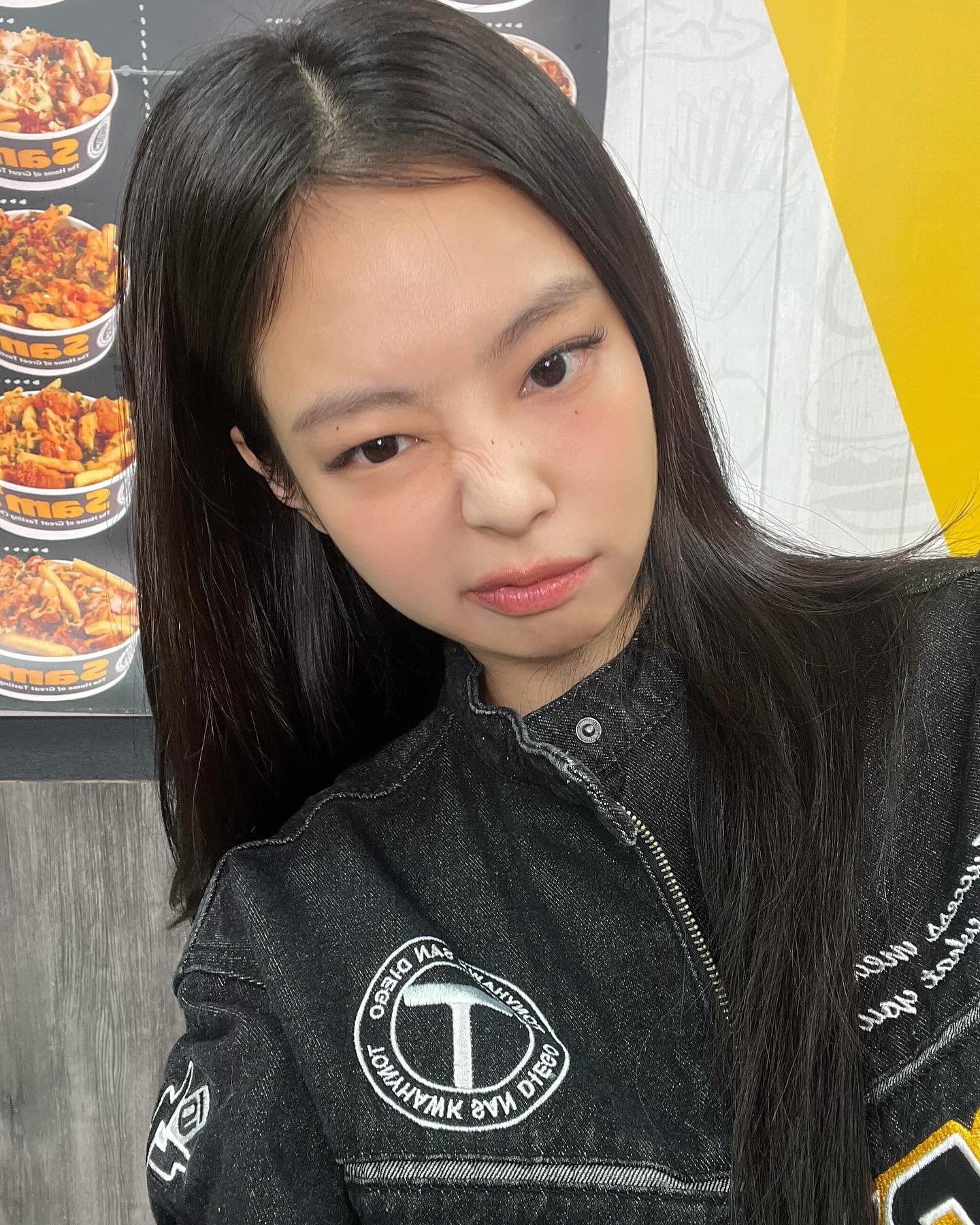 눈썹은 이것만 참고해서 그리기✍️
한 끗 차이로 달라지는 인상, 얼굴형에 맞춘 눈썹🤍

내 얼굴형에 가장 잘 어울리는 눈썹 모양, 지금 바로 확인해보세요.

1. 눈과 눈썹 사이가 가까운 얼굴형
제니, 사나는 아래를 깊게 파지 않은 완만한 일자형 눈썹이 잘 어울려 결만 정리해도 깔끔하고 시원한 인상을 줄 수 있습니다.

2. 둥근 눈매와 순한 인상
수지, 정채연처럼 부드러운 눈매에는 소프트 아치형 눈썹이 잘 어울려, 각을 주기보다 곡선을 살리면 청순하고 단아한 분위기를 줄 수 있습니다.

3. 또렷하고 선명한 이목구비
김지원, 나나처럼 이목구비가 뚜렷한 얼굴에는 산이 살아 있는 아치형 눈썹이 잘 어울려, 윤곽을 정리해주며 세련된 분위기를 더해줍니다.
 이미지2