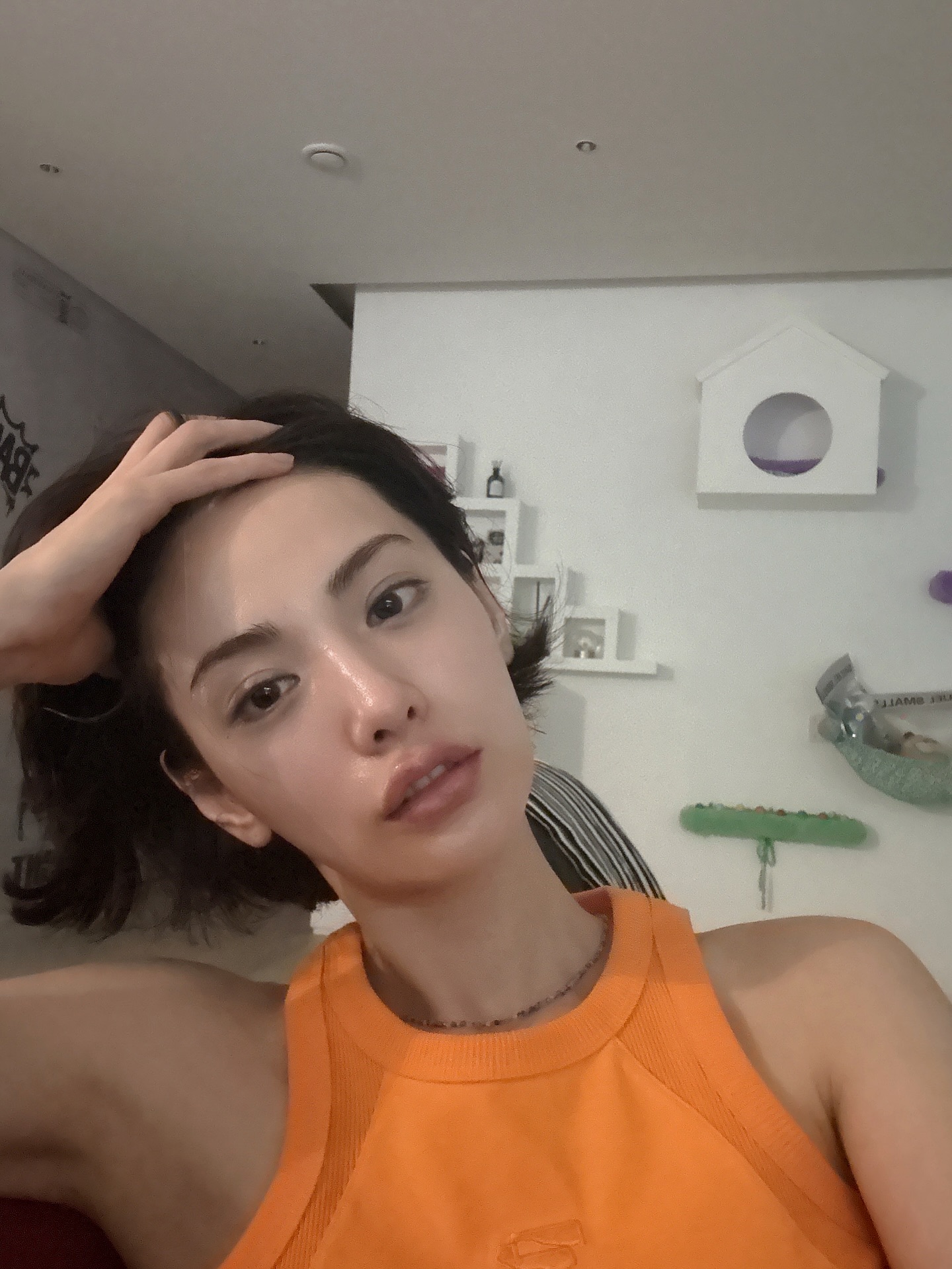 눈썹은 이것만 참고해서 그리기✍️
한 끗 차이로 달라지는 인상, 얼굴형에 맞춘 눈썹🤍

내 얼굴형에 가장 잘 어울리는 눈썹 모양, 지금 바로 확인해보세요.

1. 눈과 눈썹 사이가 가까운 얼굴형
제니, 사나는 아래를 깊게 파지 않은 완만한 일자형 눈썹이 잘 어울려 결만 정리해도 깔끔하고 시원한 인상을 줄 수 있습니다.

2. 둥근 눈매와 순한 인상
수지, 정채연처럼 부드러운 눈매에는 소프트 아치형 눈썹이 잘 어울려, 각을 주기보다 곡선을 살리면 청순하고 단아한 분위기를 줄 수 있습니다.

3. 또렷하고 선명한 이목구비
김지원, 나나처럼 이목구비가 뚜렷한 얼굴에는 산이 살아 있는 아치형 눈썹이 잘 어울려, 윤곽을 정리해주며 세련된 분위기를 더해줍니다.
 이미지7